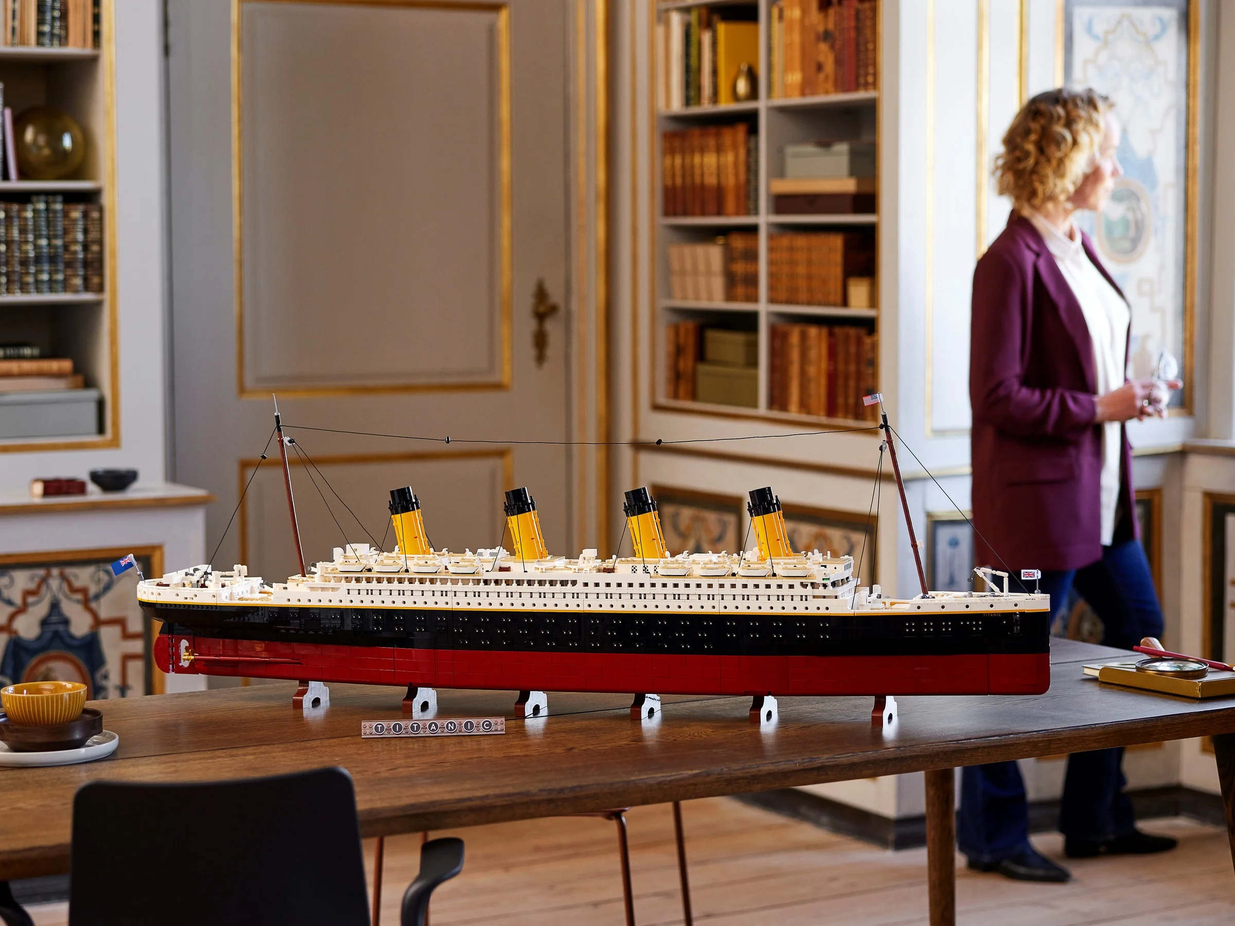 Modelul LEGO Titanic arată detaliile navei, expus într-un cadru elegant.