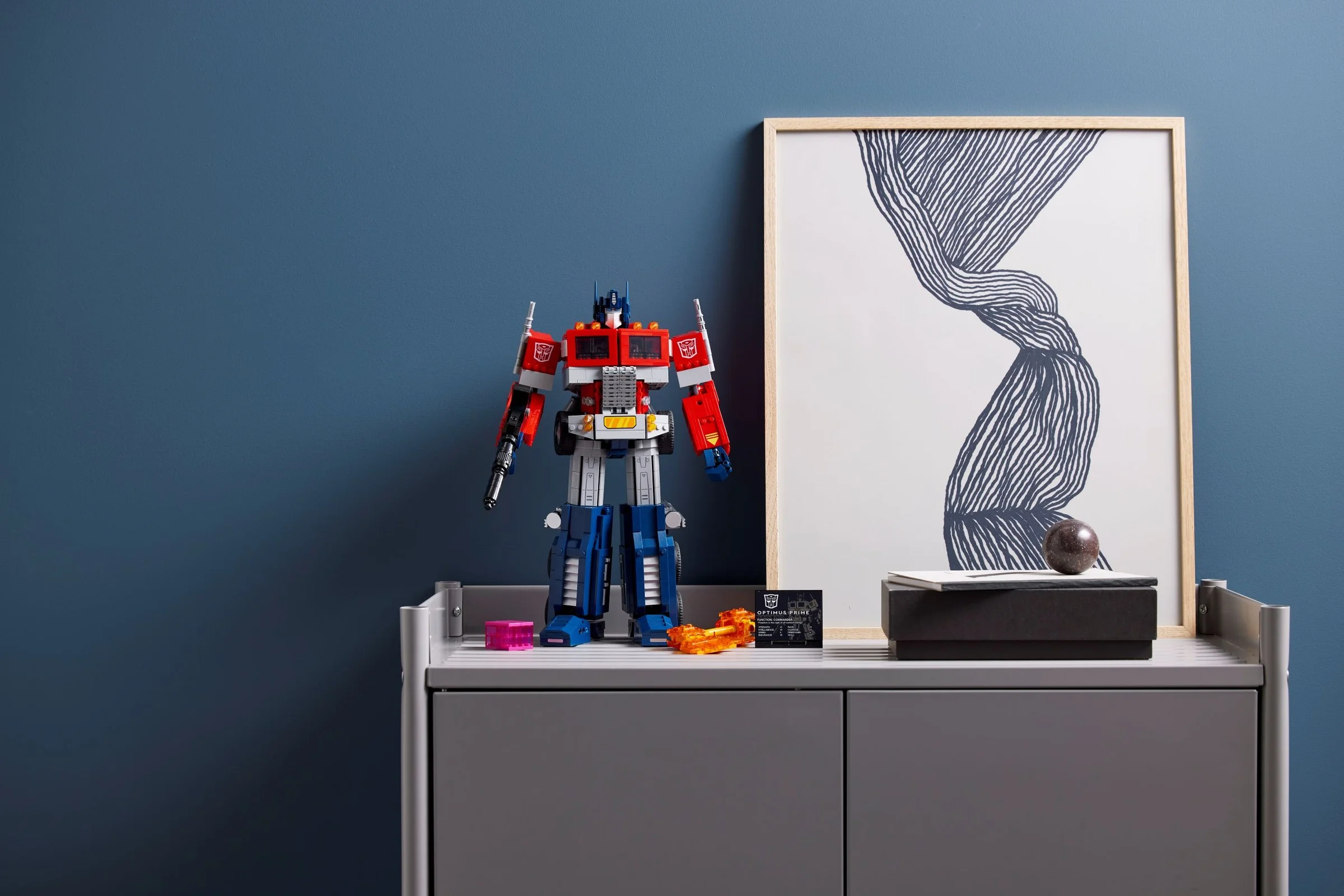 Optimus Prime LEGO, robotul iconic, într-un cadru modern și elegant. Modelul este complet asamblat.