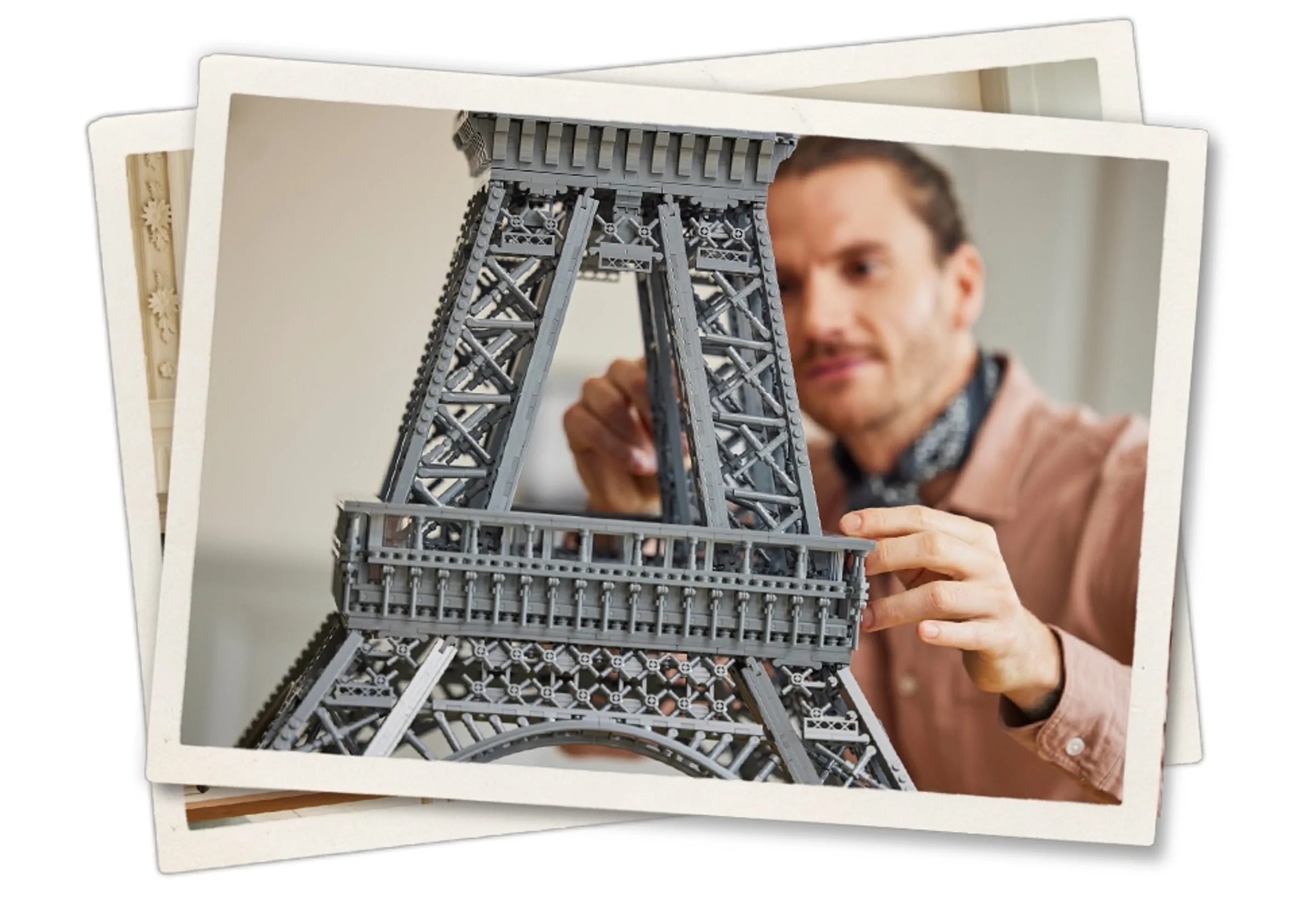 Bărbat construind modelul LEGO al Turnului Eiffel. Construcție detaliată, pasiune și atenție.
