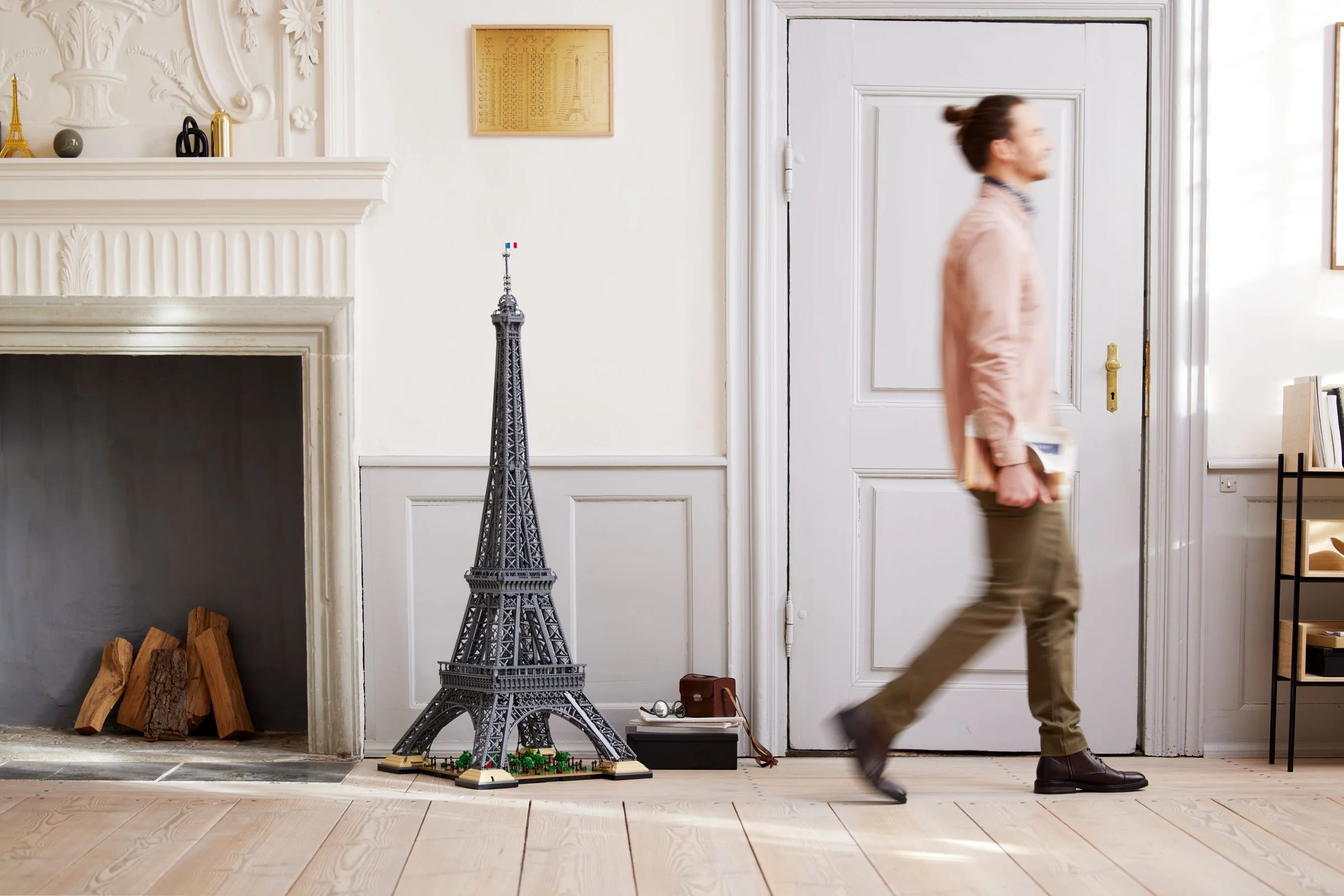 Turnul Eiffel LEGO 10307 expus într-o cameră elegantă. Detaliile modelului sunt impresionante.