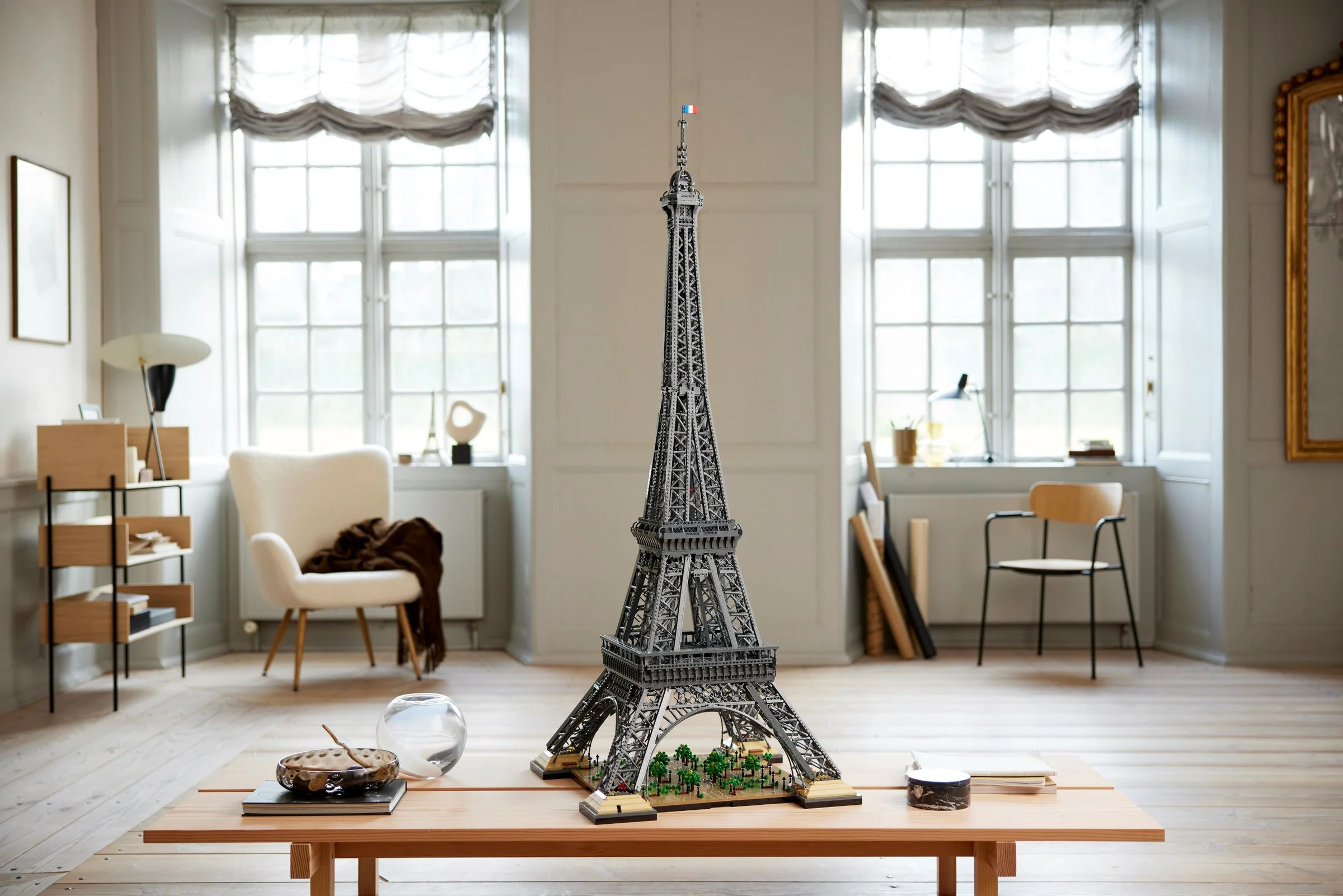 Turnul Eiffel LEGO 10307 într-un decor luminos, minimalist. O piesă de colecție impresionantă.