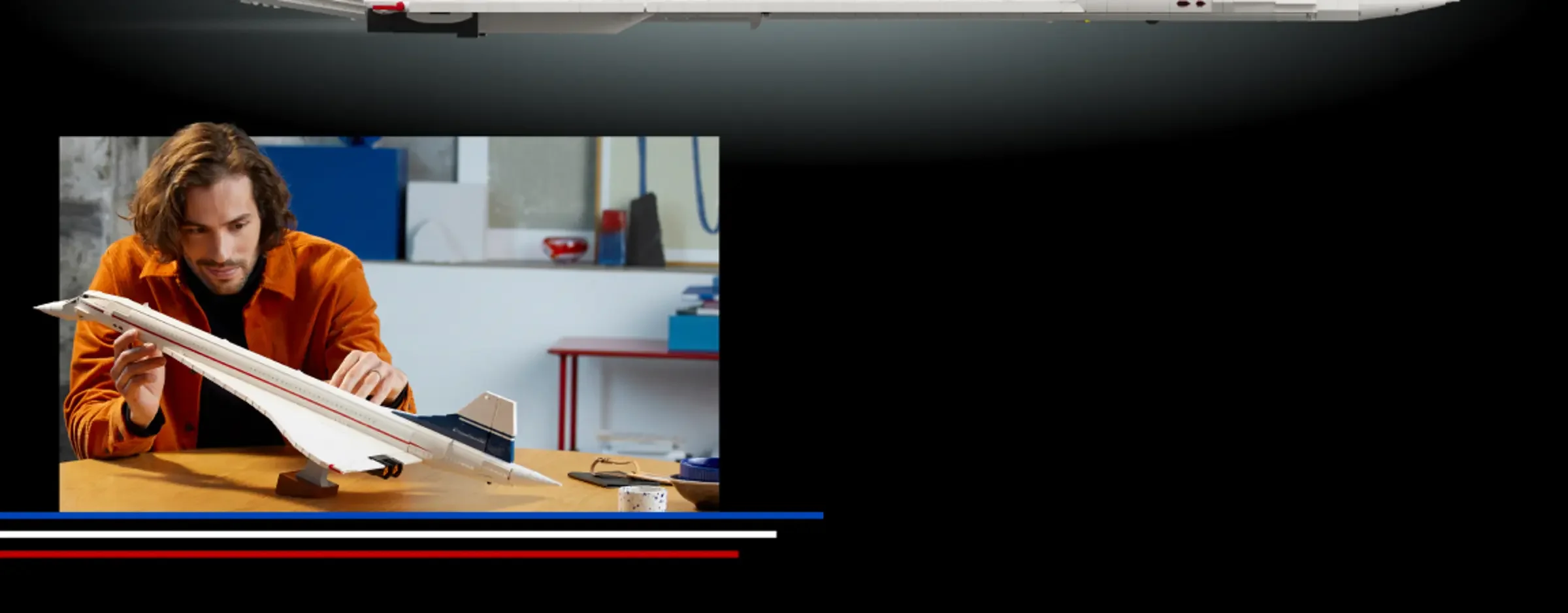 Persoană admirând modelul LEGO Concorde, ce arată detaliile aeronavei.