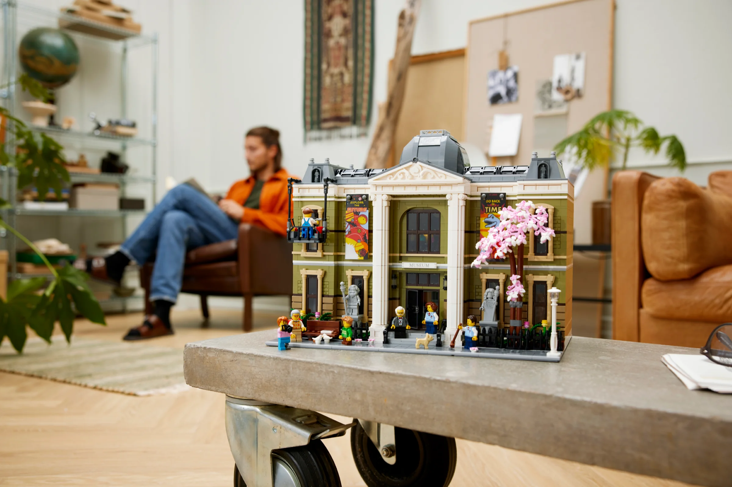 Imagine cu Muzeul de Istorie Naturală LEGO 10326 într-un cadru de locuință modern.
