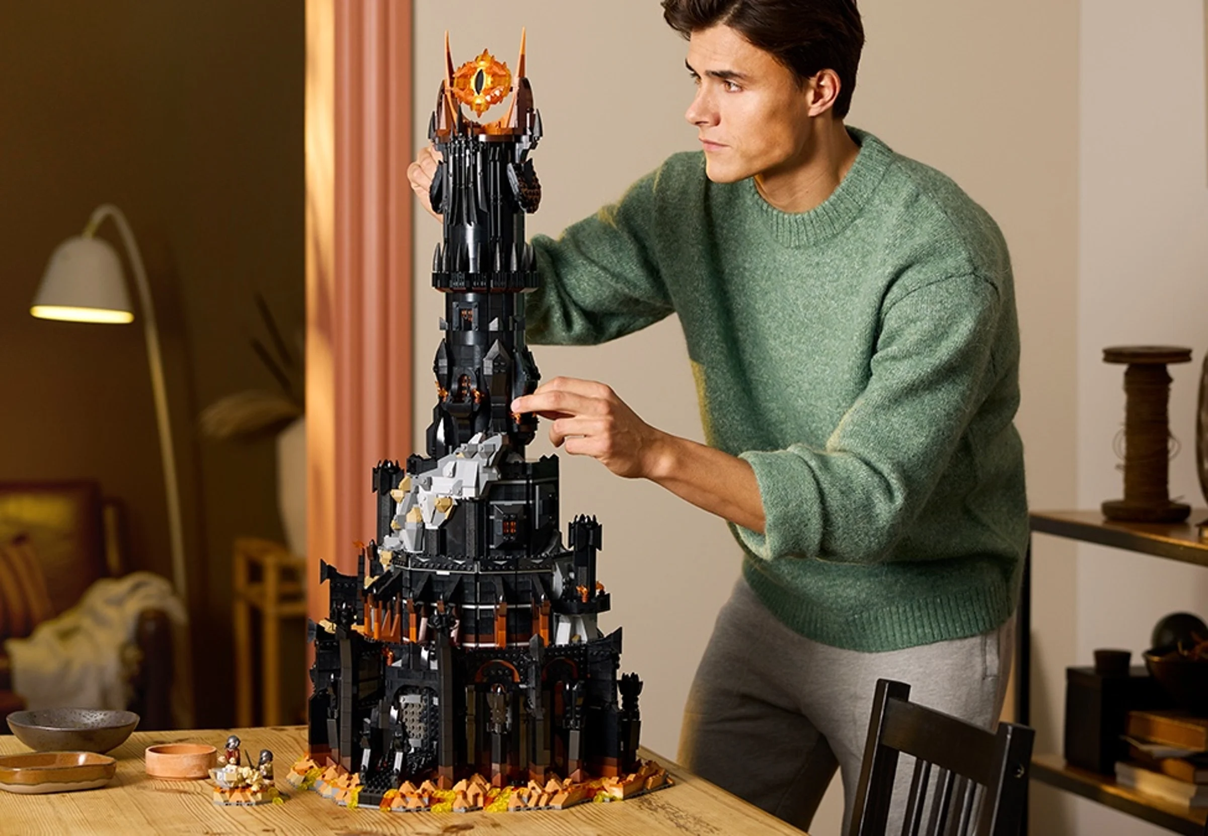 Barad-dûr LEGO 10333, o construcție impresionantă cu ochiul lui Sauron în vârf.