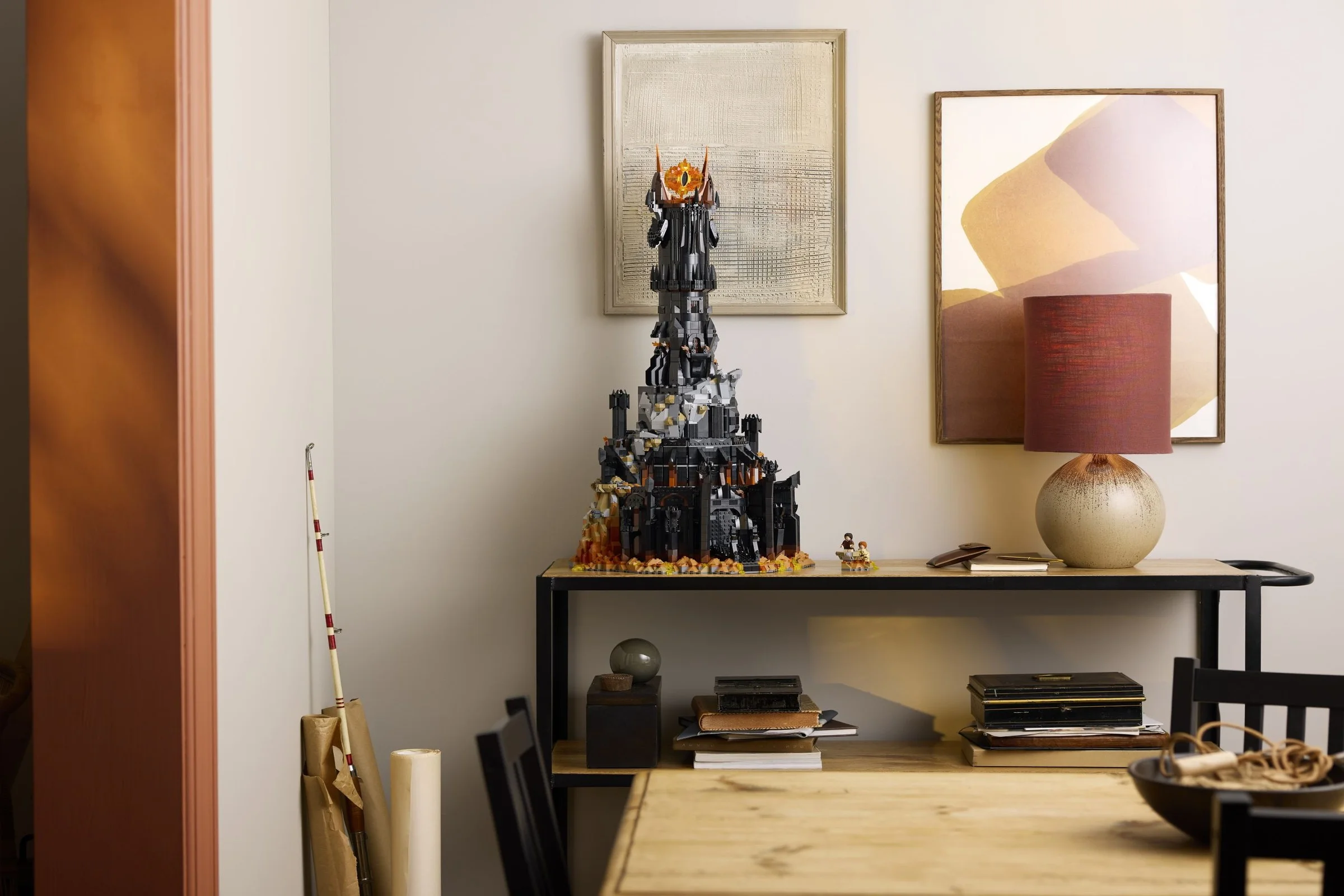 Barad-dûr LEGO expus ca obiect decorativ într-o casă modernă. Model detaliat.