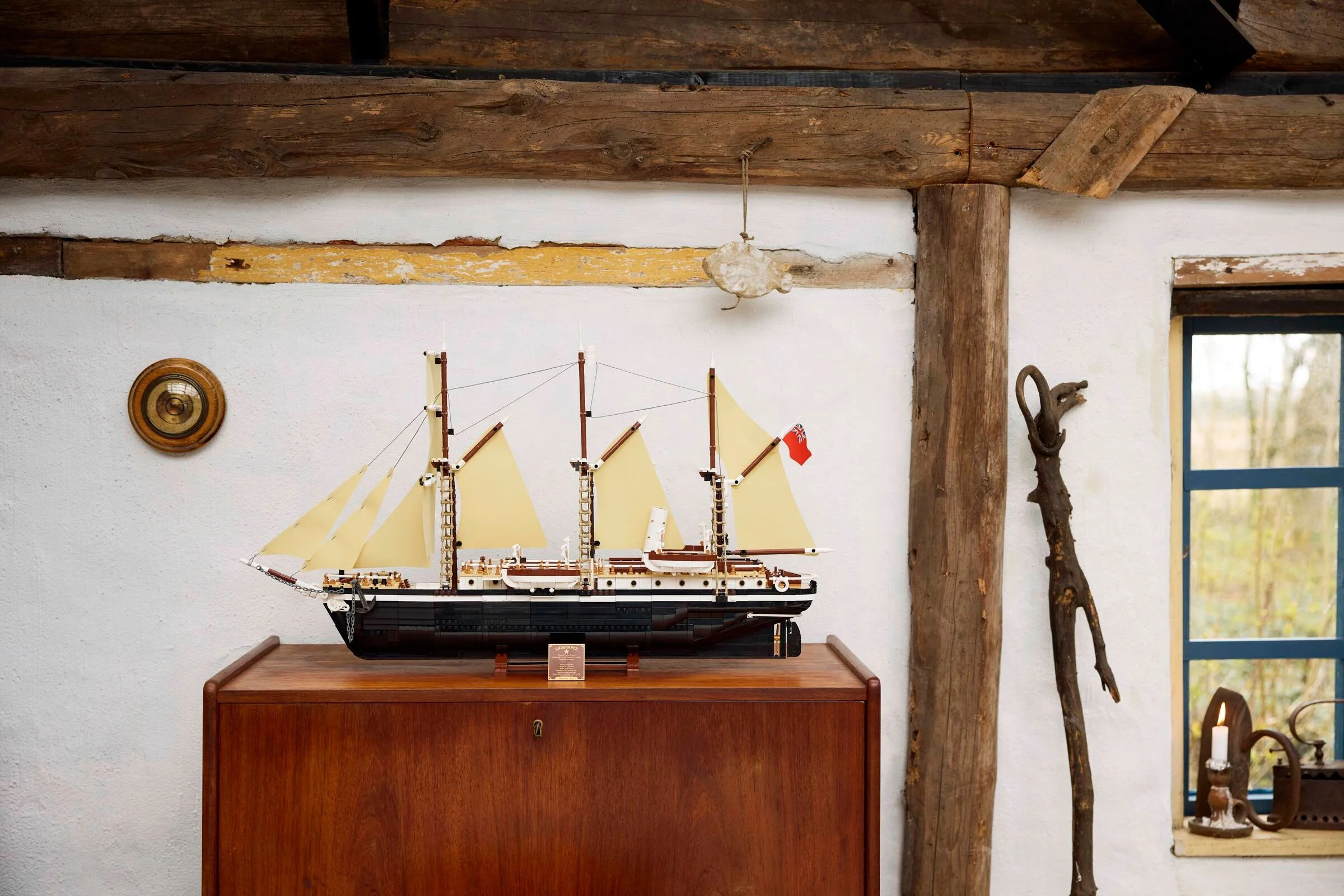 O imagine a modelului LEGO Endurance (10335) într-un decor rustic. Model detaliat al navei, cu pânze și steag.