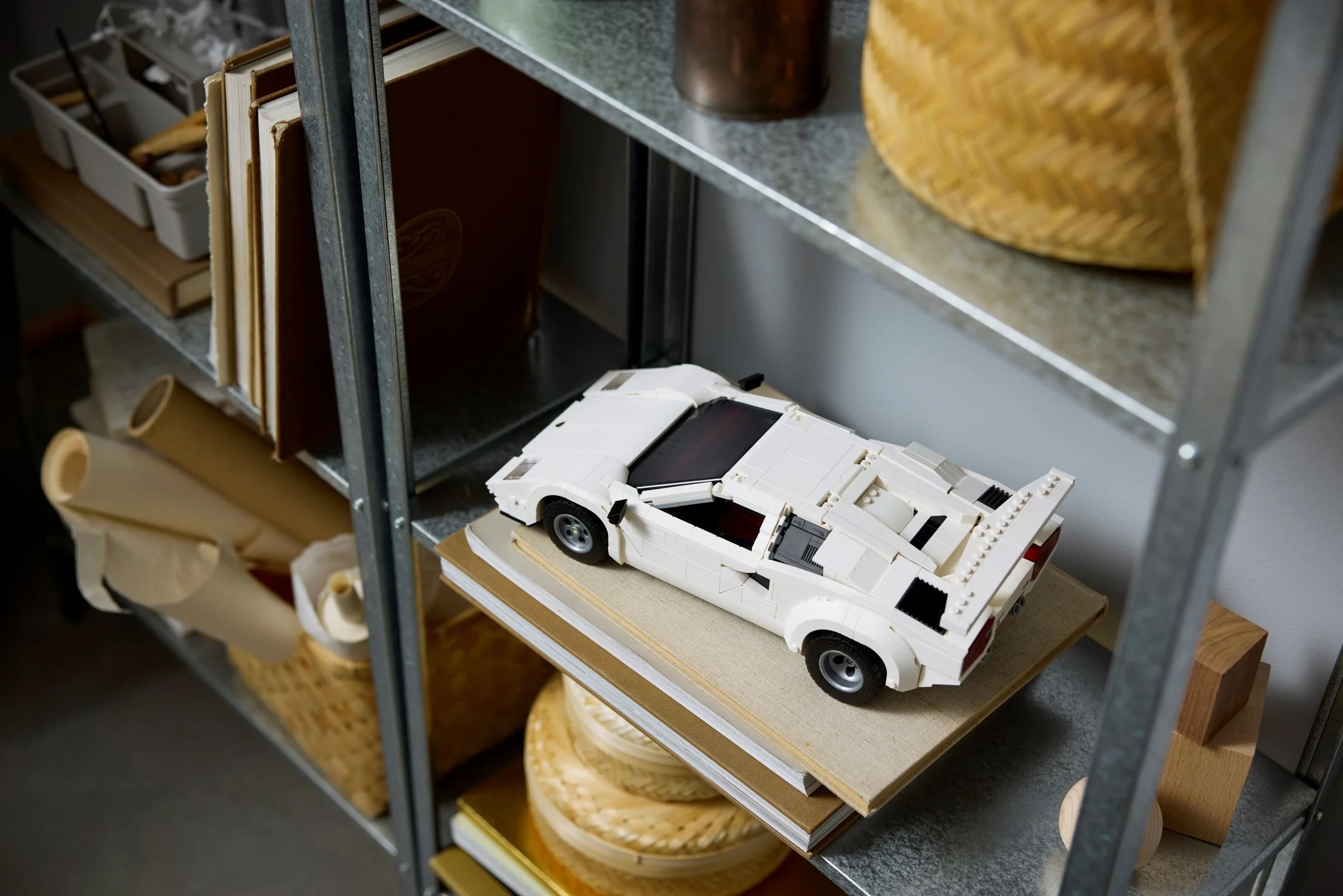 Lamborghini Countach alb, pozat pe raft. Model detaliat, unghi de sus.