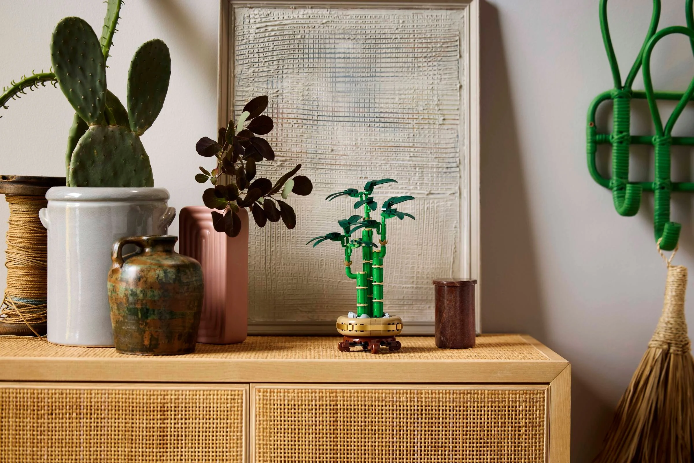 Imagine cu modelul LEGO Lucky Bamboo (10344), prezentat ca parte a unui decor interior. Arată natural și elegant.