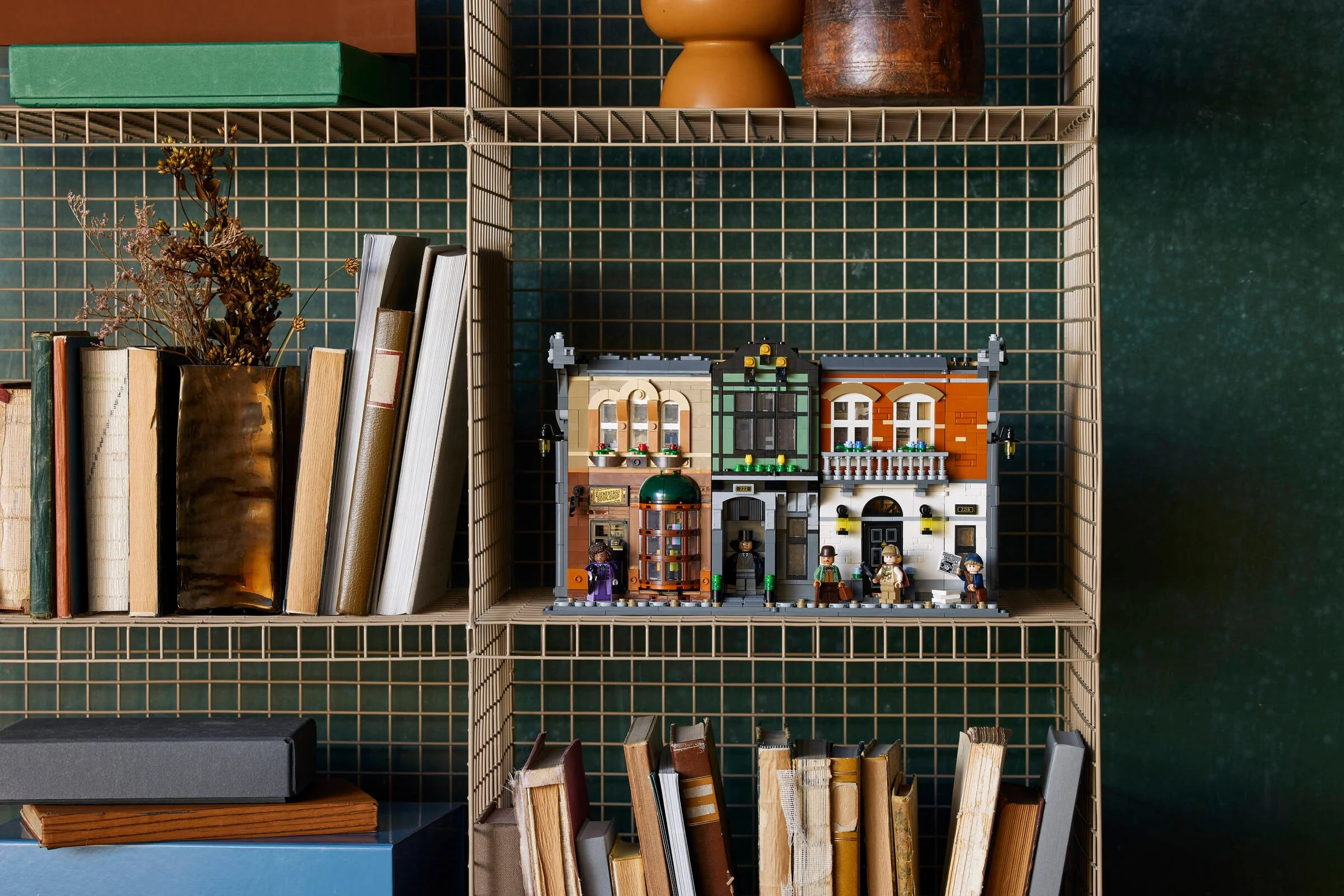 Raft cu cărți și setul LEGO Sherlock Holmes, integrat frumos în decor. Atmosferă misterioasă și elegantă.