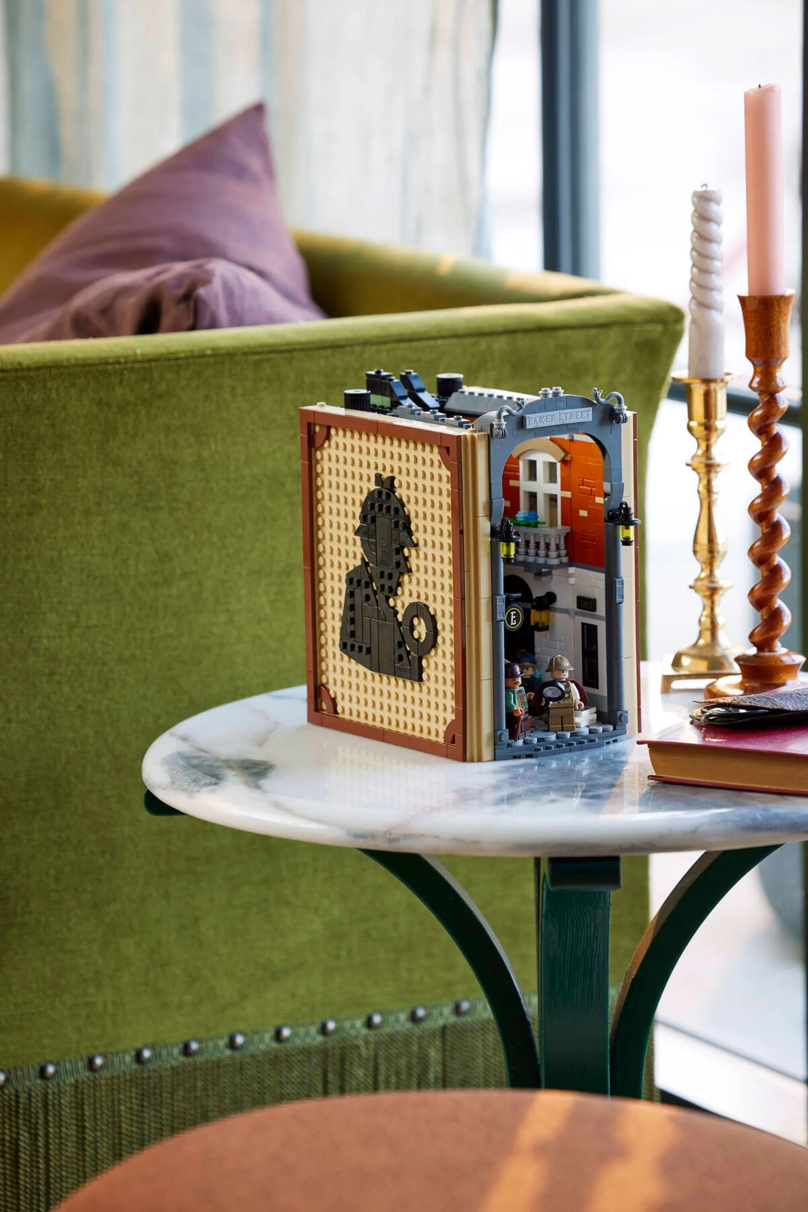 Imagine cu setul LEGO Sherlock Holmes prezentat ca element decorativ pe o măsuță.