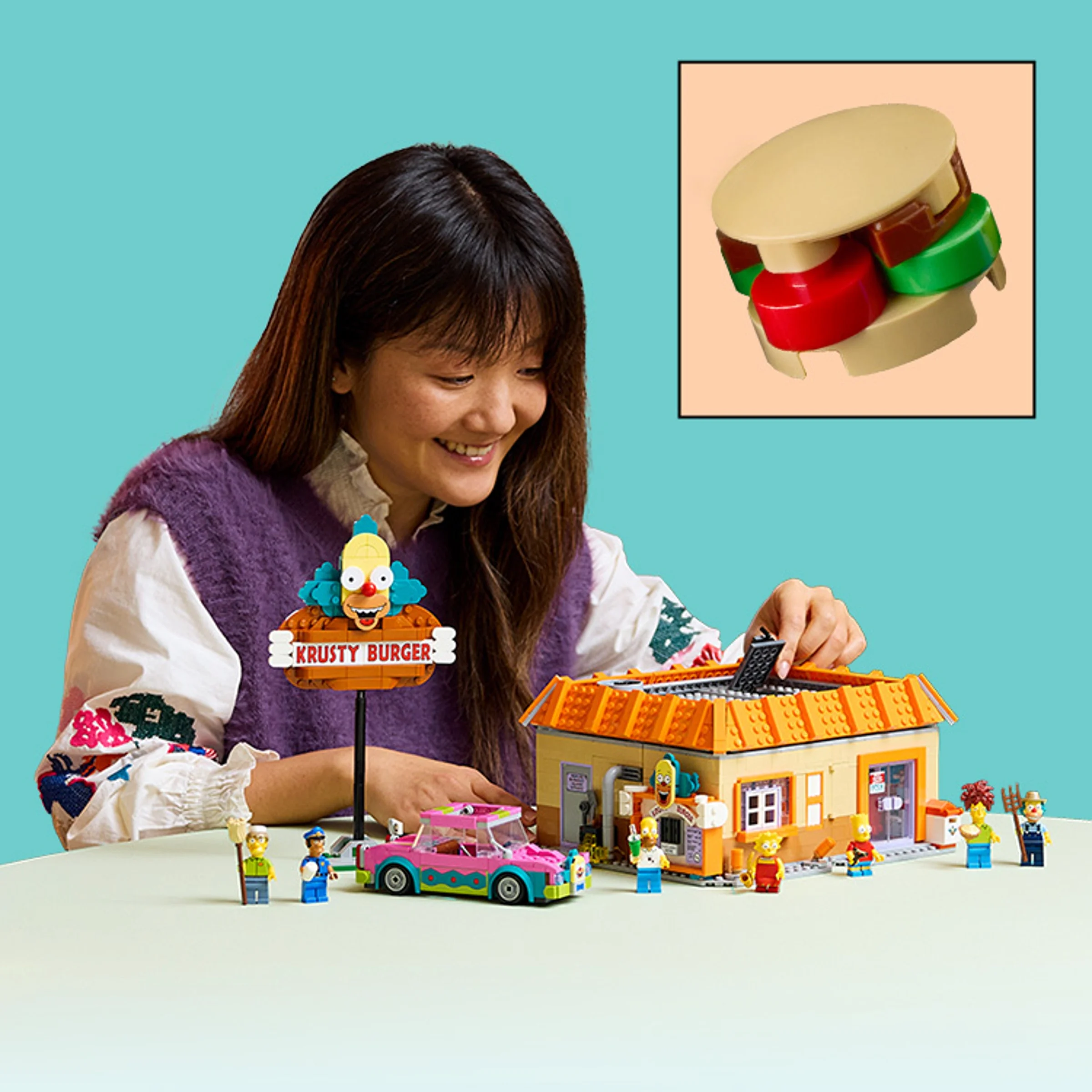 Construirea Krusty Burger LEGO. Setul include minifigurine și mașina roz.