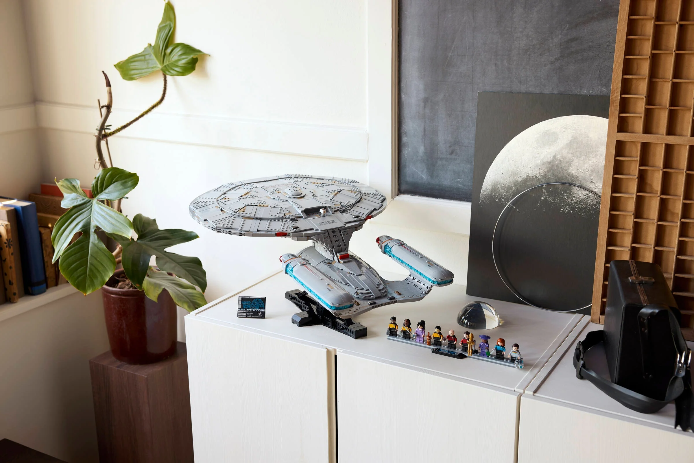 O imagine cu modelul LEGO Star Trek U.S.S. Enterprise NCC-1701-D, expus într-un decor modern.