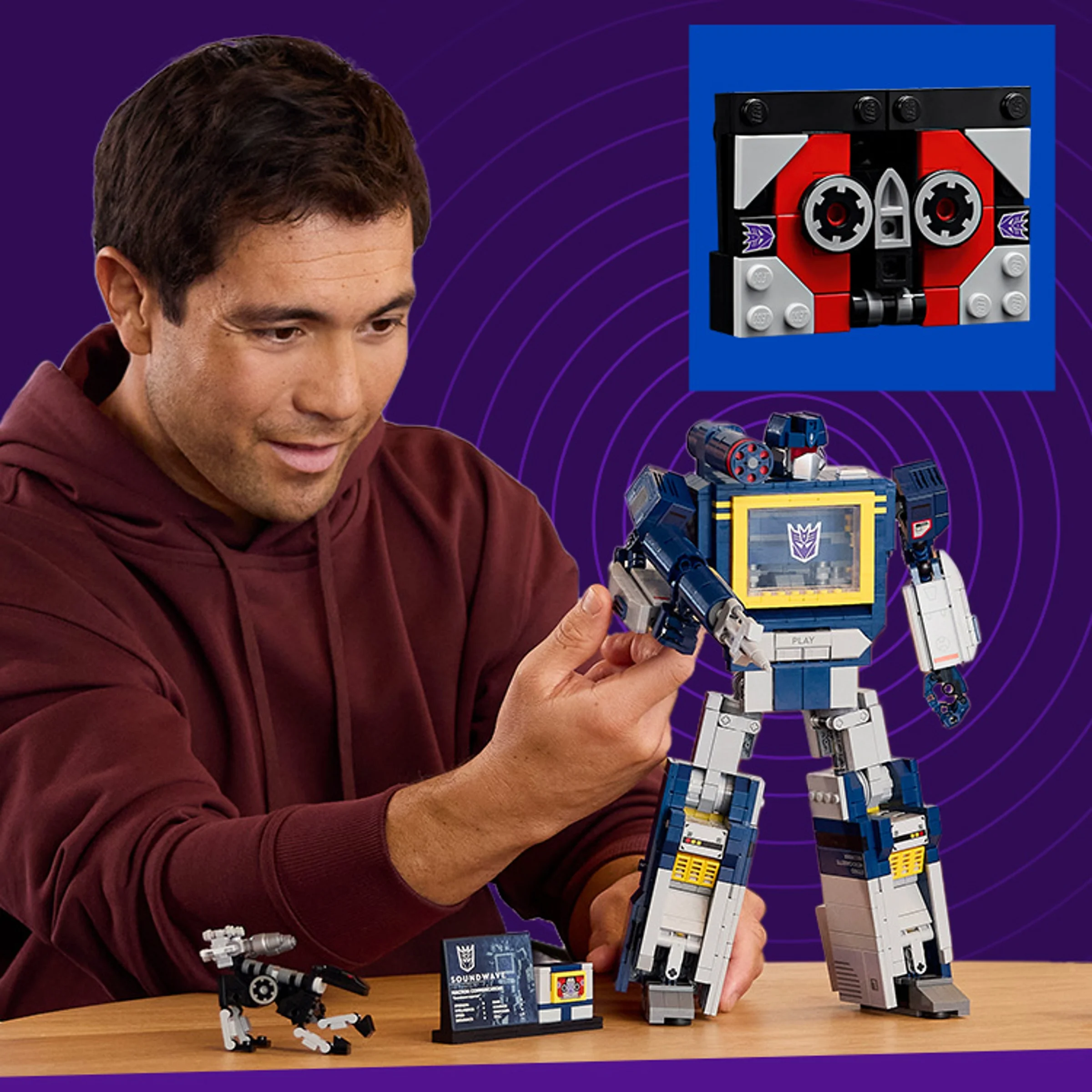 Bărbat interacționând cu Soundwave LEGO, detaliind transformarea. Un model atrăgător.