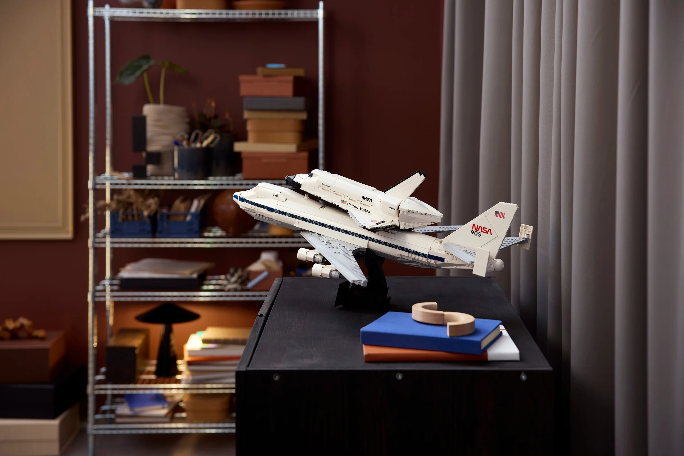 Modelul LEGO al avionului transportor și navetei spațiale, într-un decor modern.