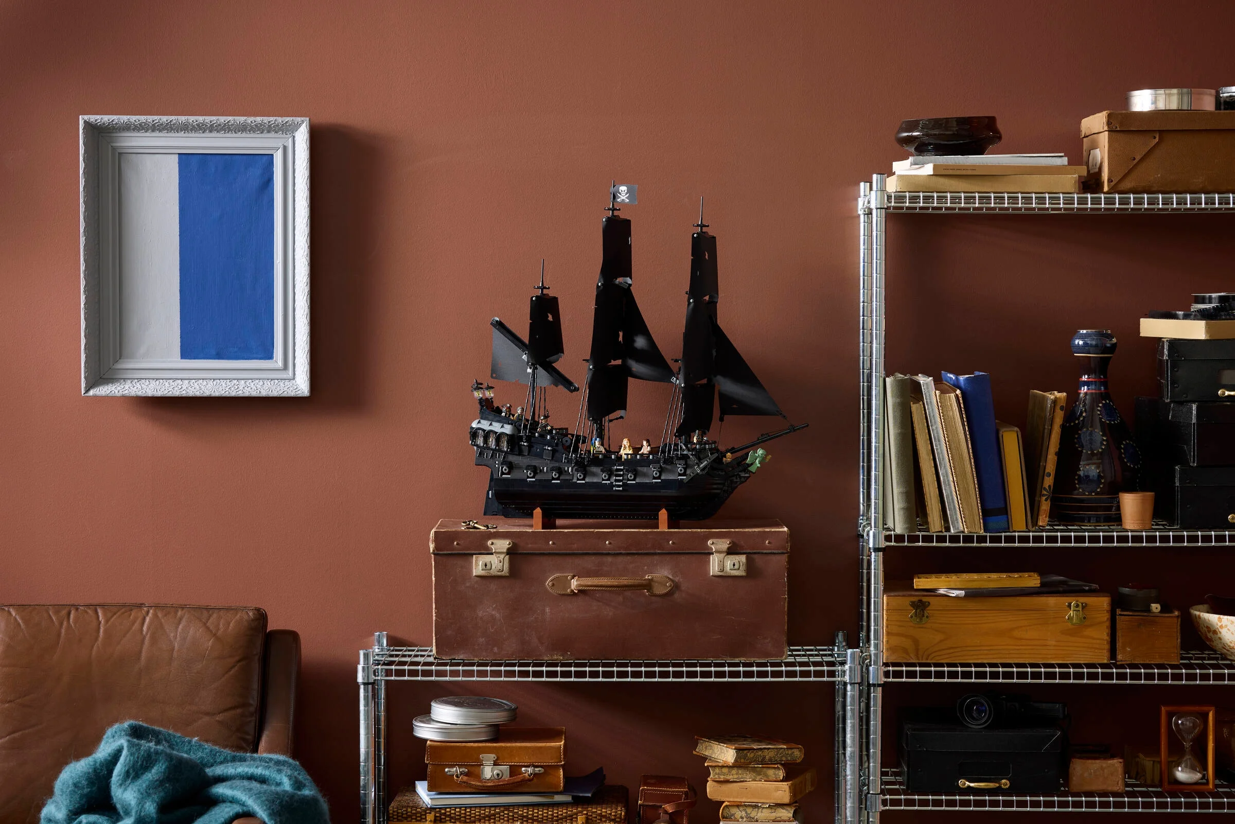 Imagine cu modelul LEGO 10365 „Corabia piraților Căpitanului Jack Sparrow” într-un decor vintage.