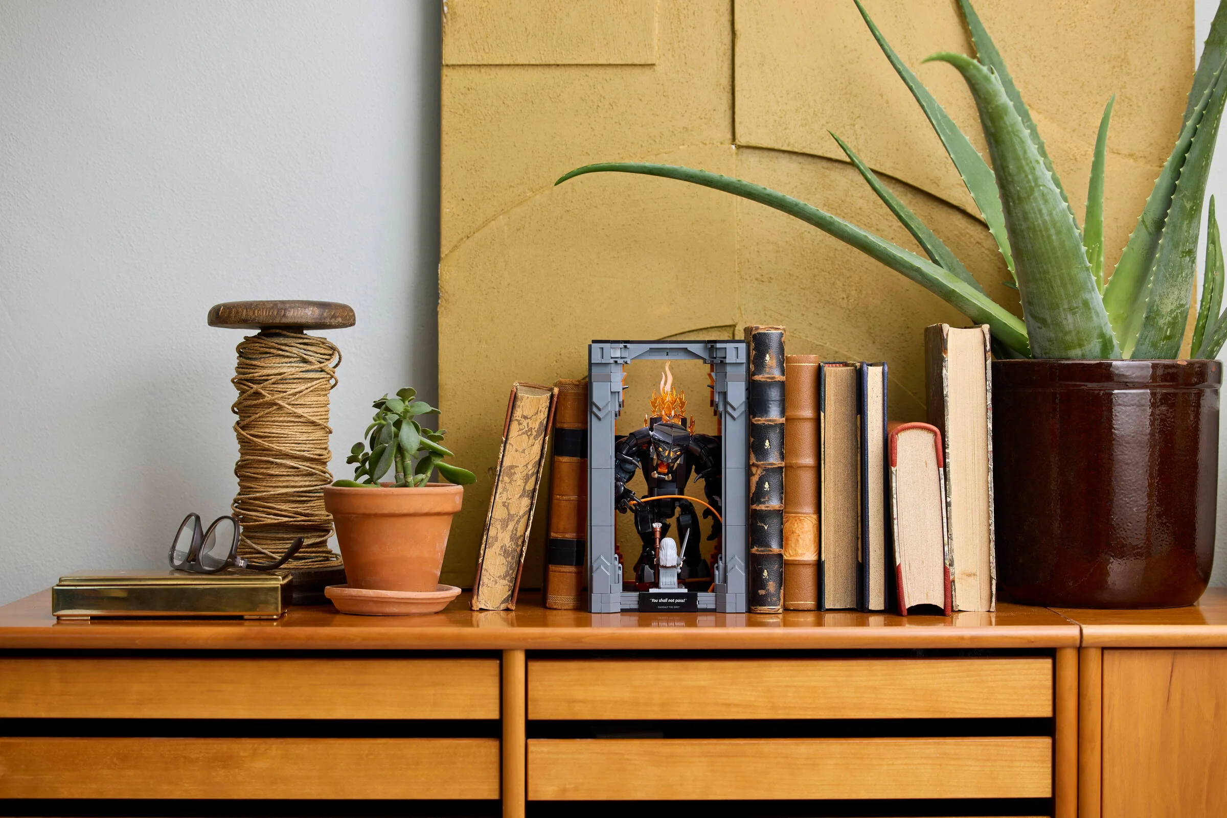 Balrog Book Nook LEGO 10367 expus ca decor între cărți, într-un stil ambiental.