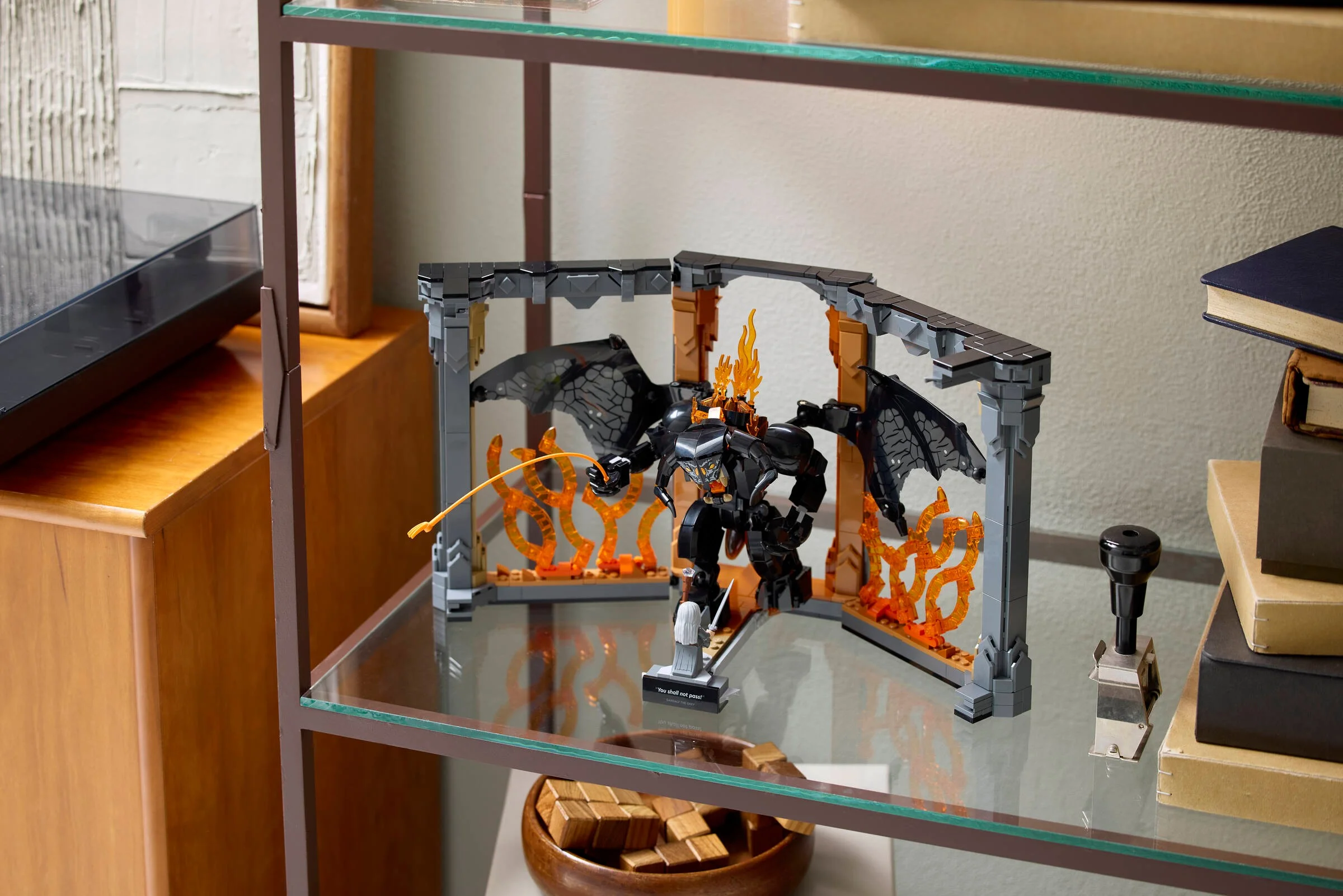 O imagine cu Balrog Book Nook montat într-o bibliotecă, decorând un raft. Design atractiv și detaliat.