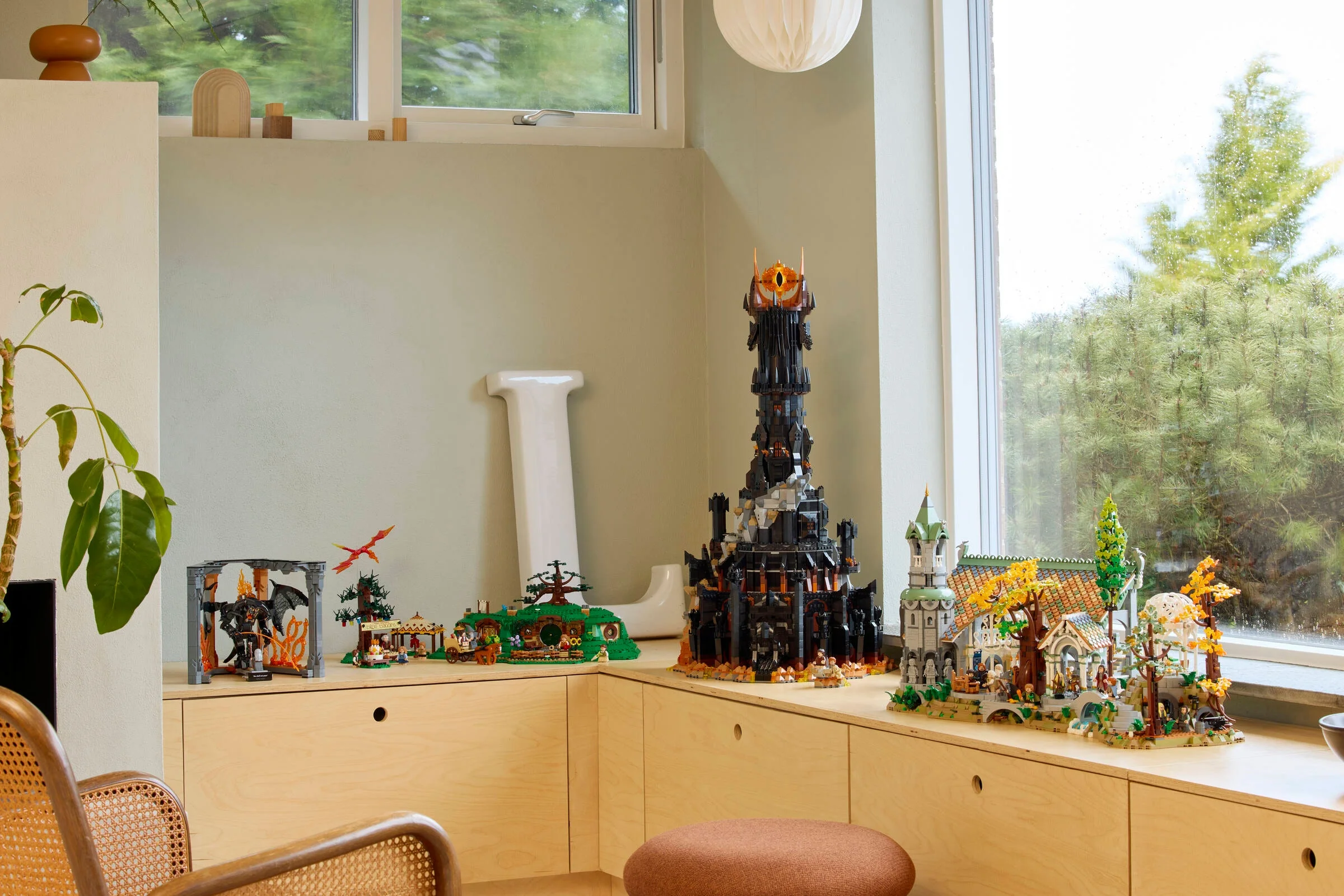 Prezentare ambientată a setului LEGO 10367 Balrog Book Nook, alături de alte seturi Lord of the Rings.