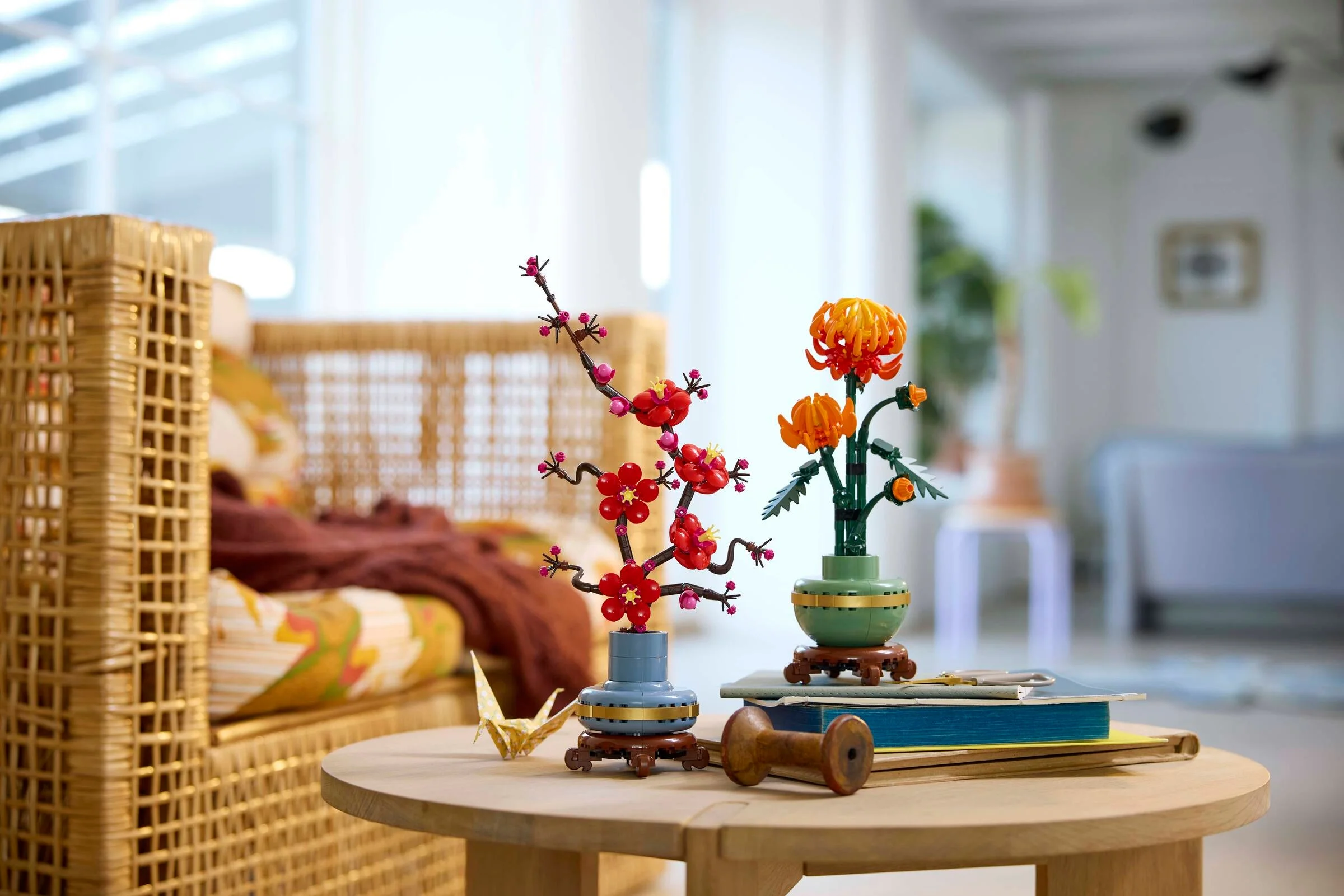 Imagine cu setul LEGO 10369, Plopi înfloriți, într-un decor casnic primitor.