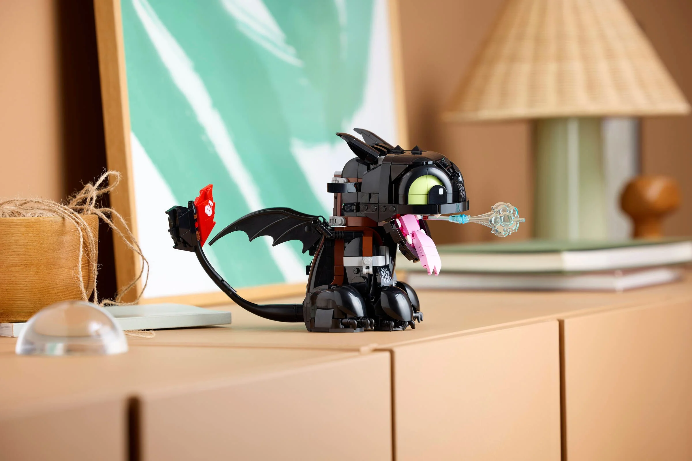 O imagine a modelului LEGO Știrbul pe un dulap, într-un cadru ambiental.