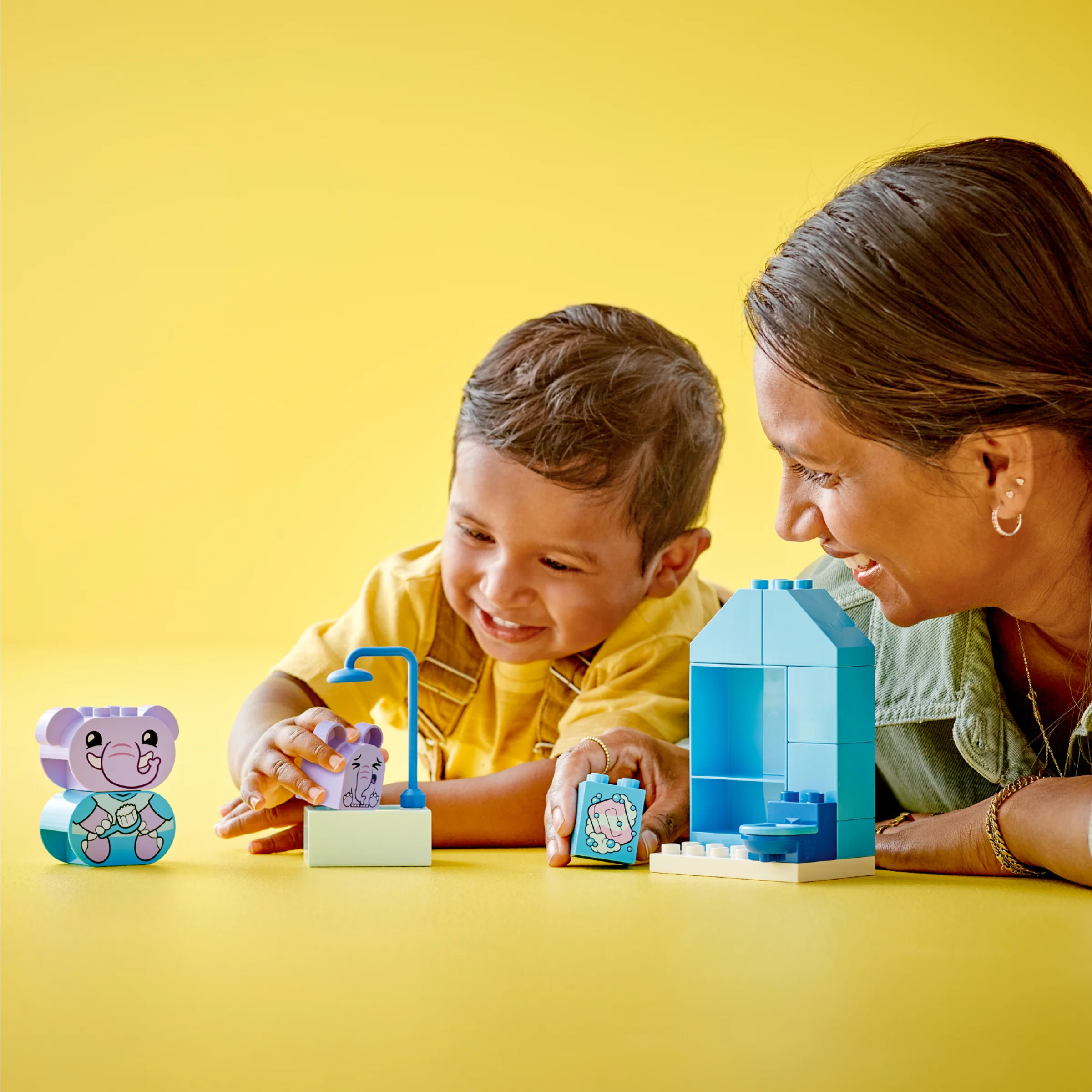 Un copil și o femeie se joacă cu setul LEGO DUPLO Baia Elefantului. Bucurie pe fețe!