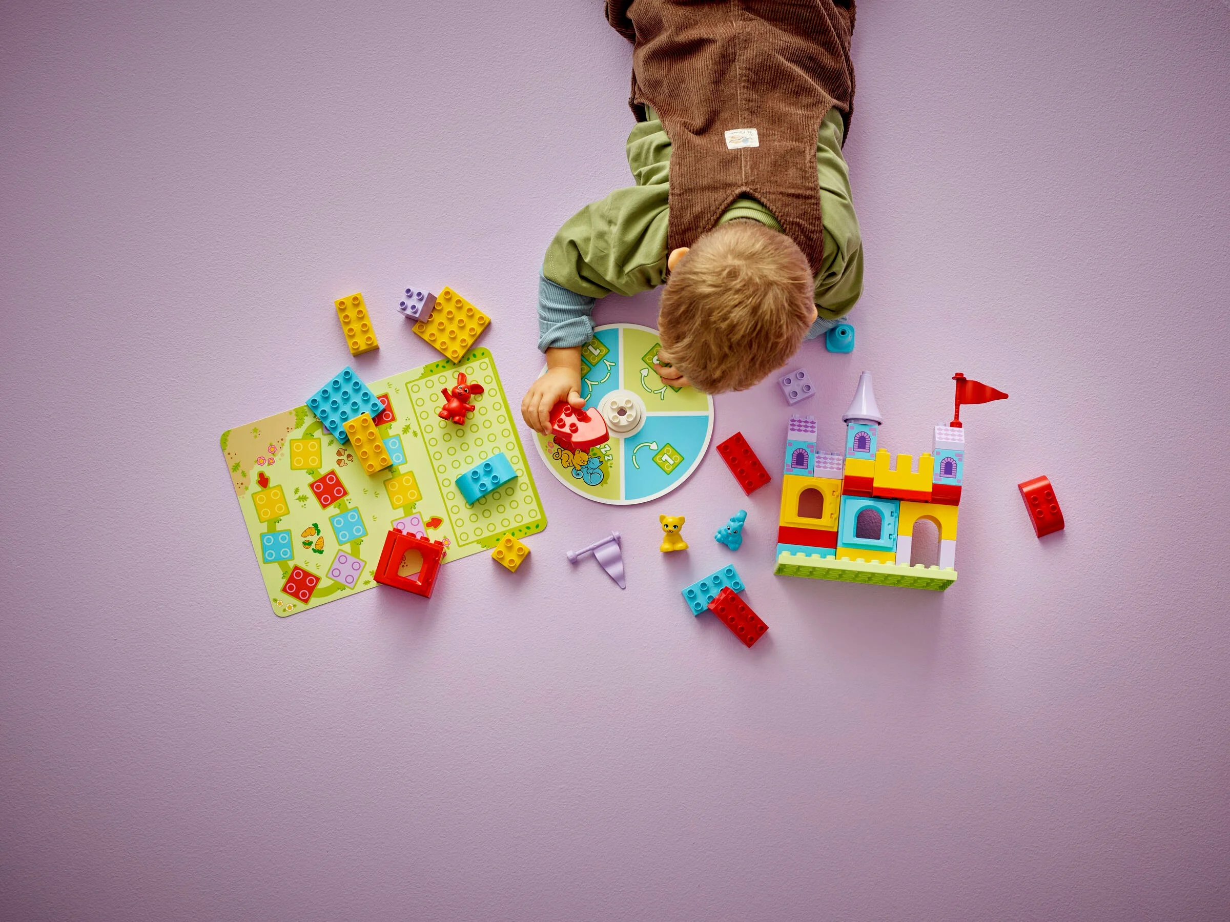 Copil se joacă cu setul LEGO Duplo 10450 
