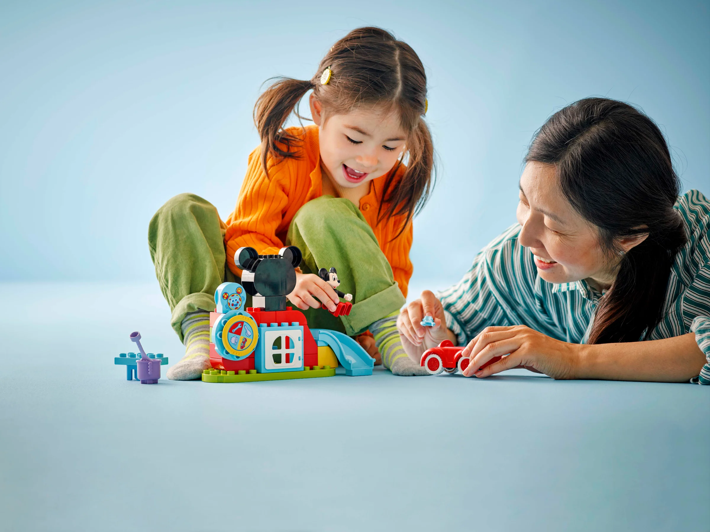 O fetiță și mama se joacă cu setul LEGO Duplo Mickey Mouse Clubhouse & Car. Joacă-te și tu!