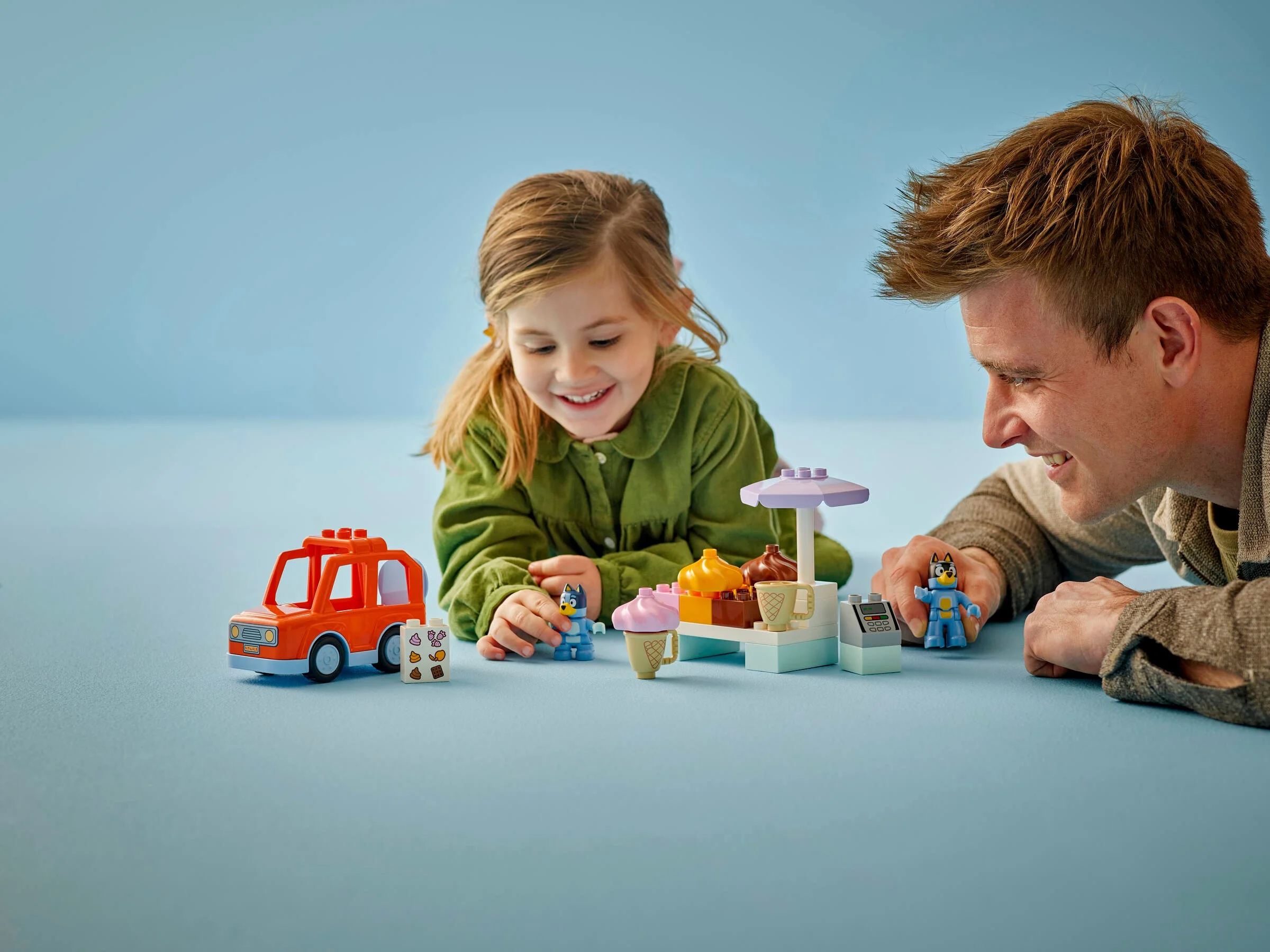 O fetiță și un adult se joacă cu setul LEGO Duplo Ice Cream Trip. Bucurie și creativitate!