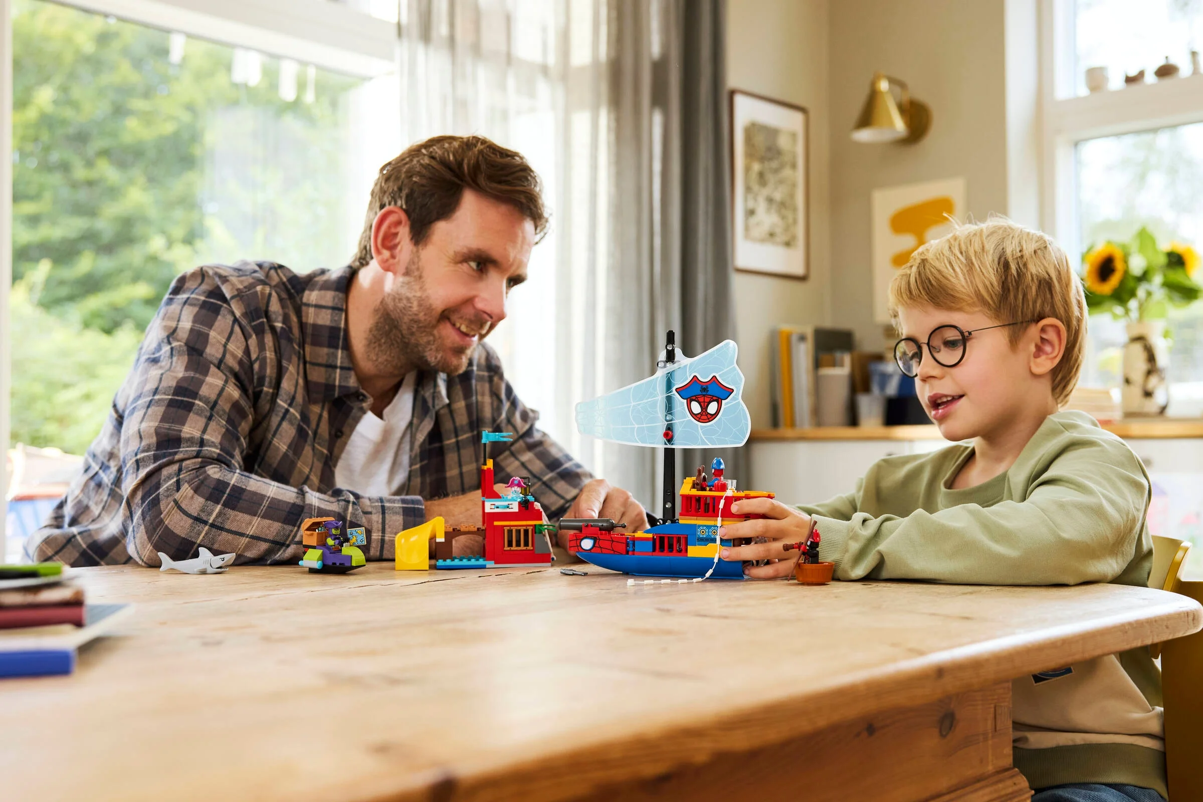 Bărbat și copil construind setul LEGO 11208 
