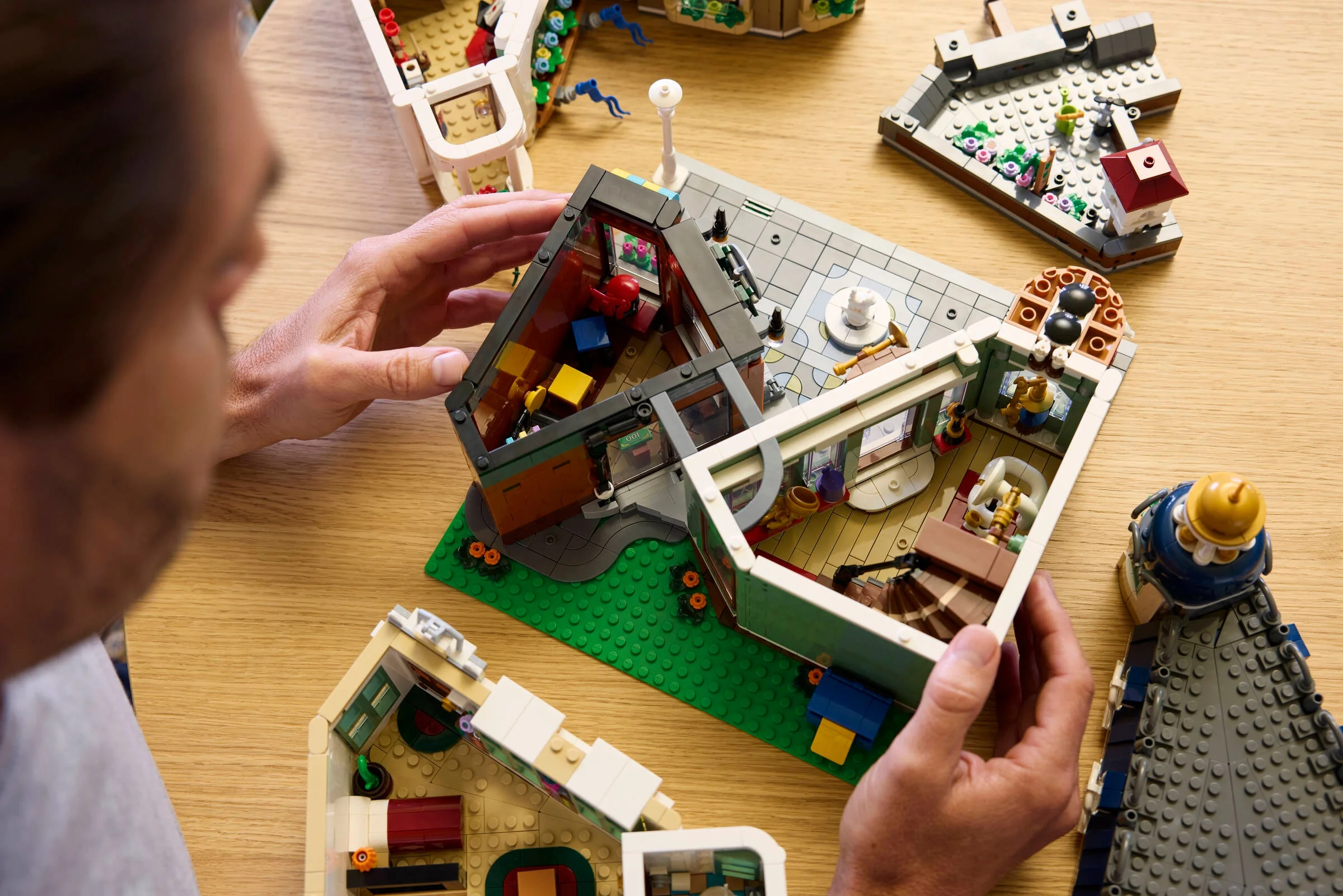 Construirea magazinelor de pe strada comercială LEGO Icons. Vedere de sus, cu clădirile deschise.