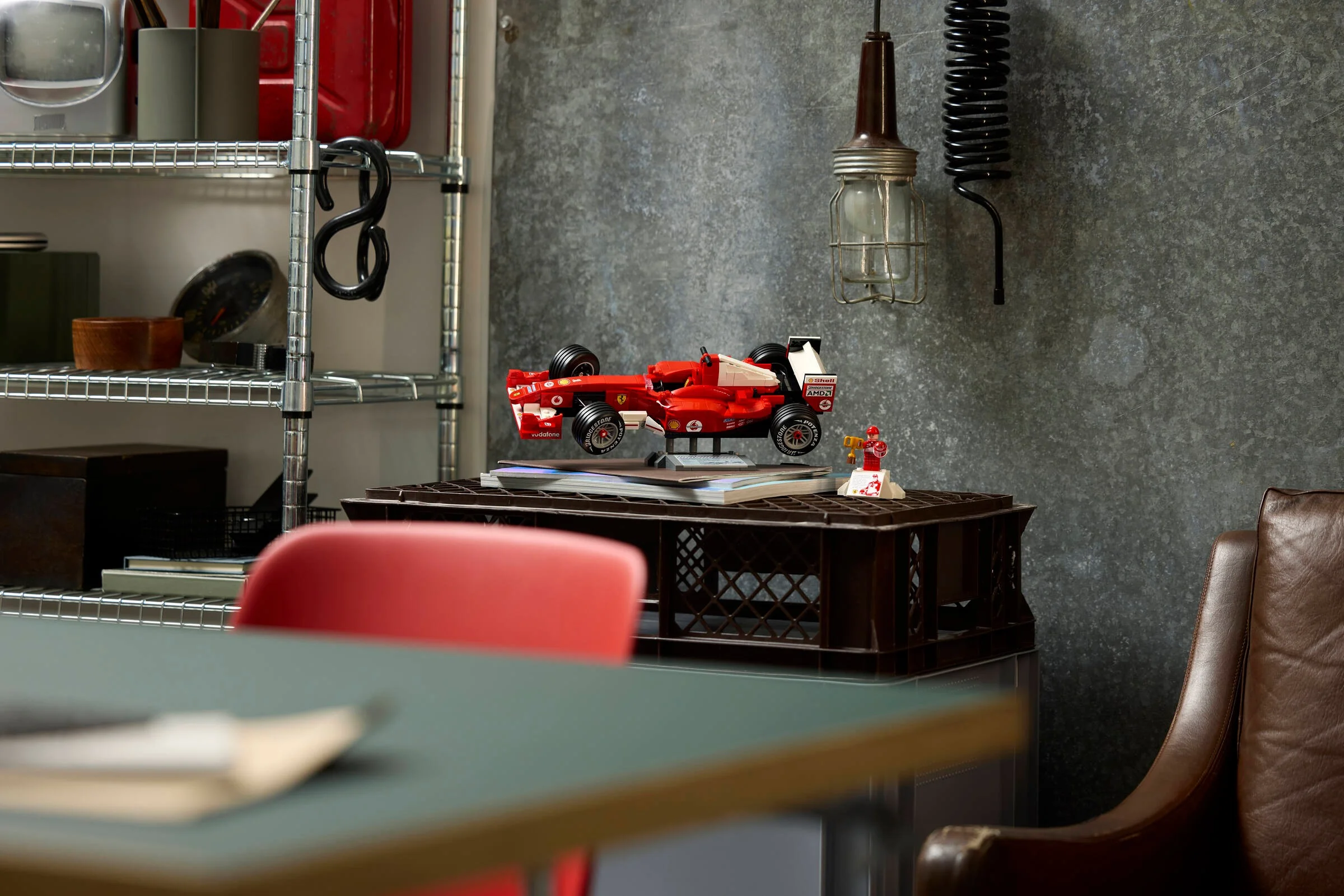 Ferrari F2004 LEGO și minifigurina Michael Schumacher, prezentate într-un cadru realist.