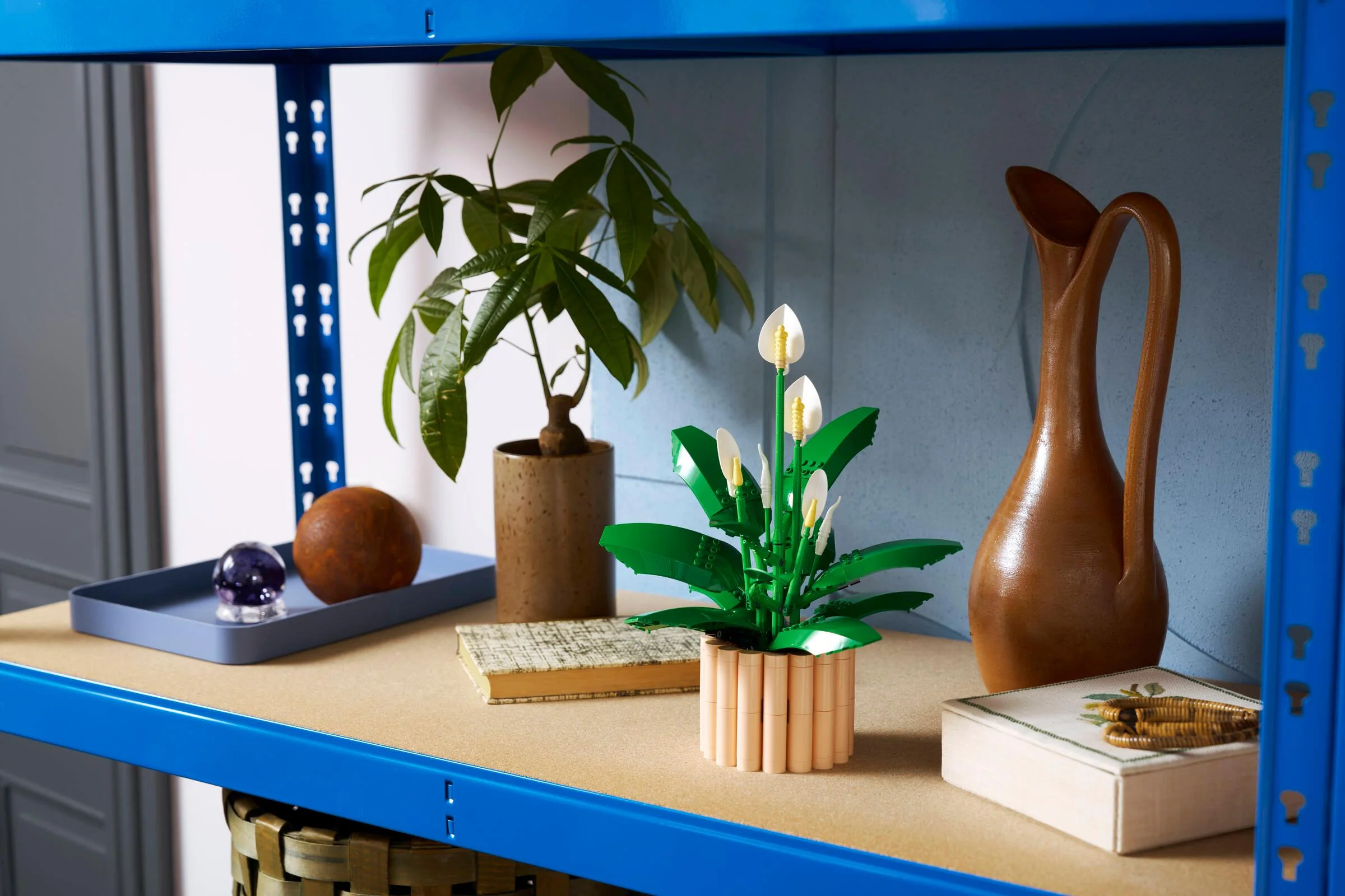 Imagine cu modelul LEGO 11504, Crinul Păcii, pe un raft. Detaliu stilizat pentru decor.