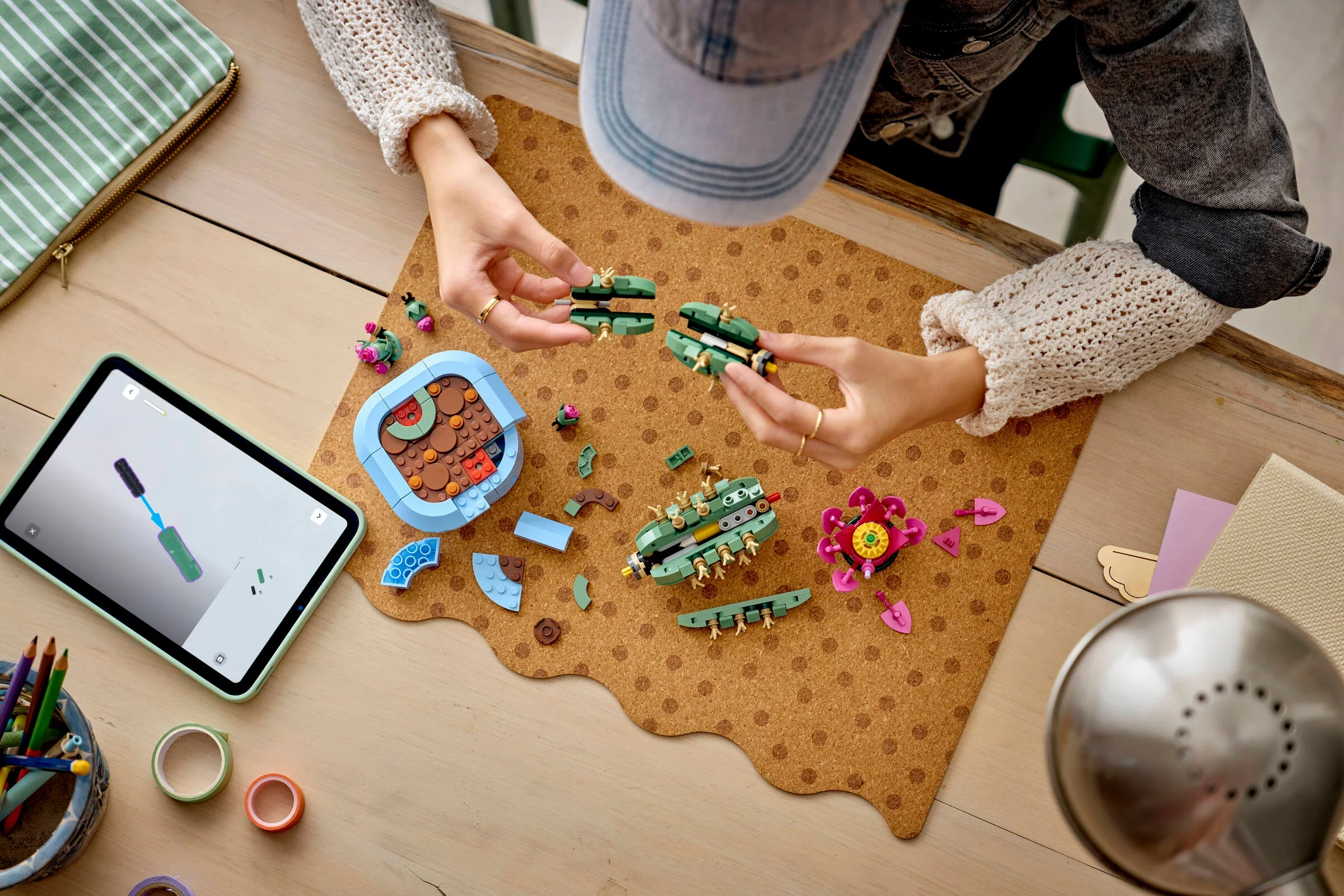 Construirea cactusului înflorat LEGO, pas cu pas, folosind instrucțiuni digitale pe tabletă.