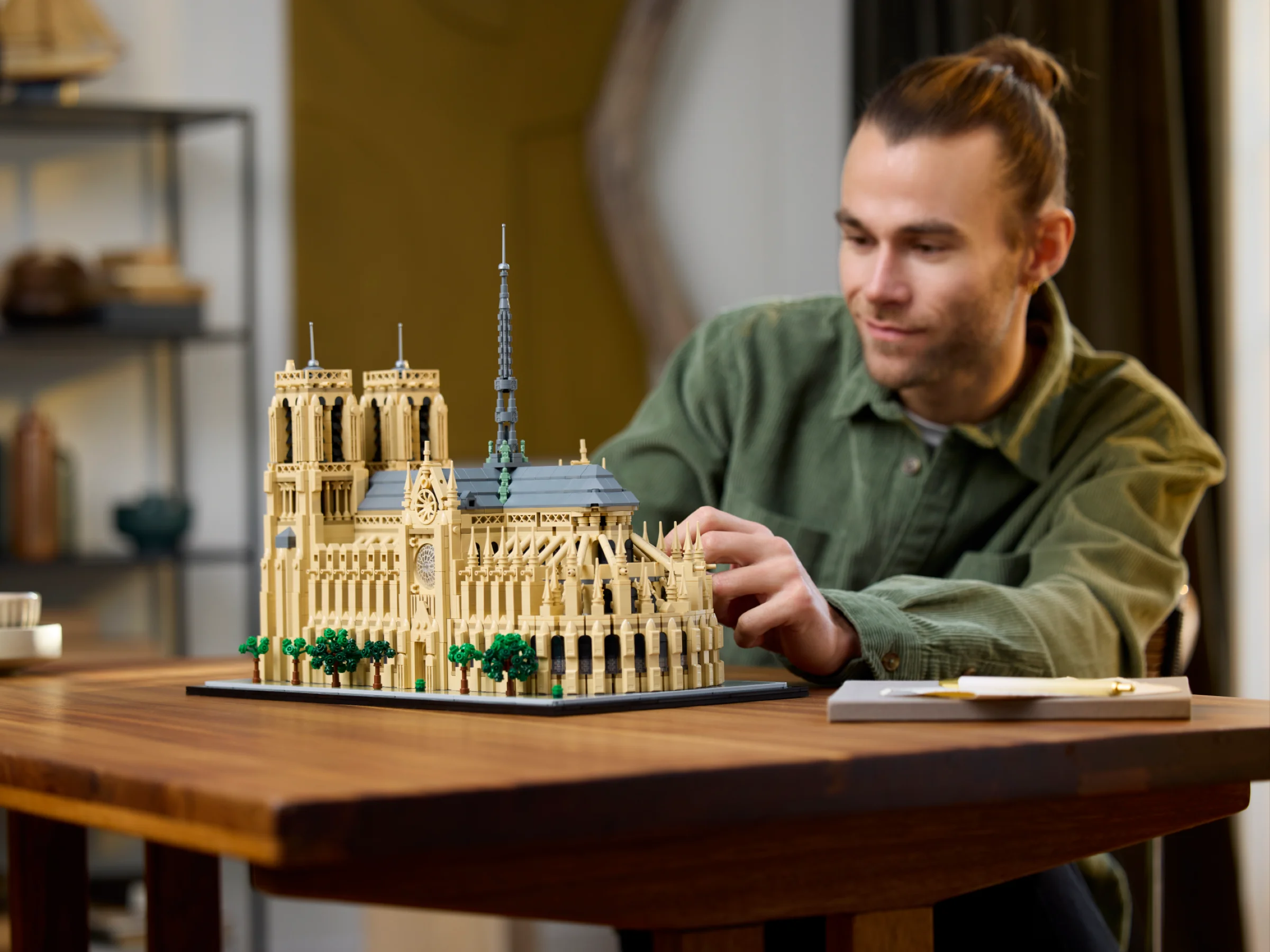 Imagine cu modelul LEGO Notre-Dame de Paris, admirat de un adult. Detaliu impresionant!