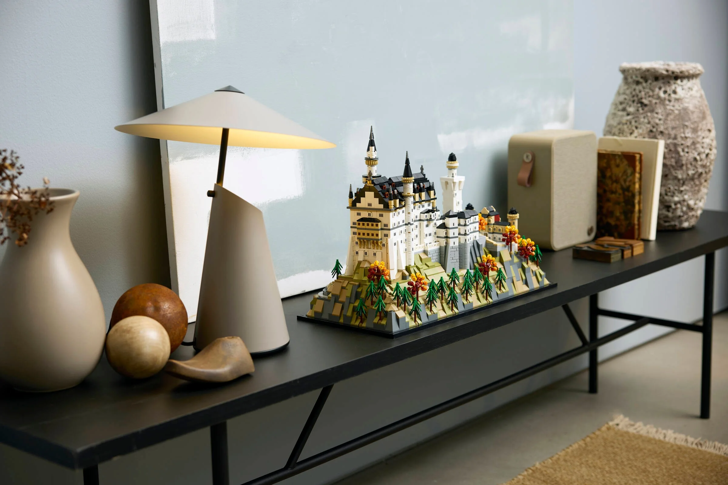 Castelul Neuschwanstein LEGO, o construcție detaliată, expusă într-un interior modern.