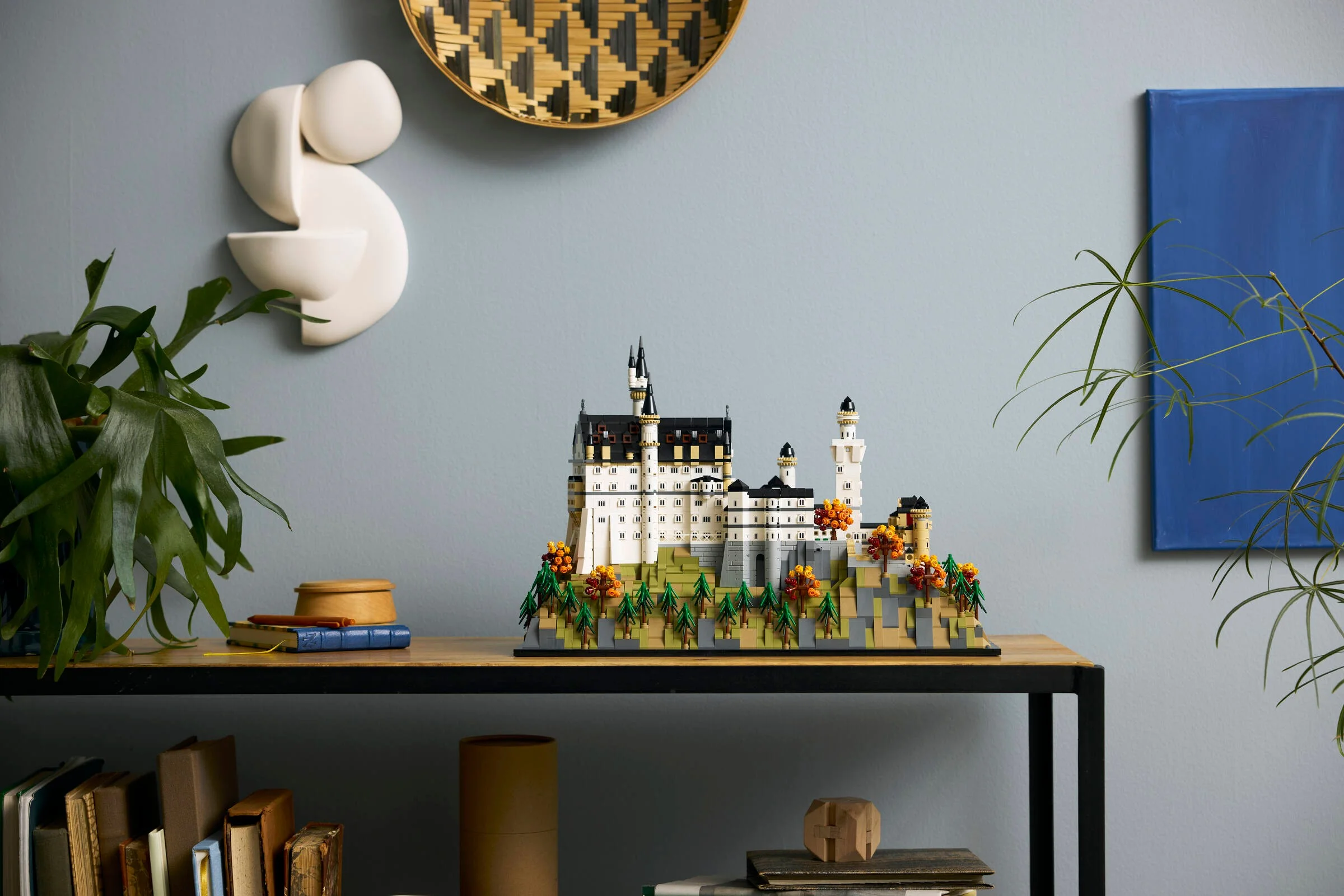 Castelul Neuschwanstein LEGO, detaliat și impunător, într-un decor ambiental rafinat.