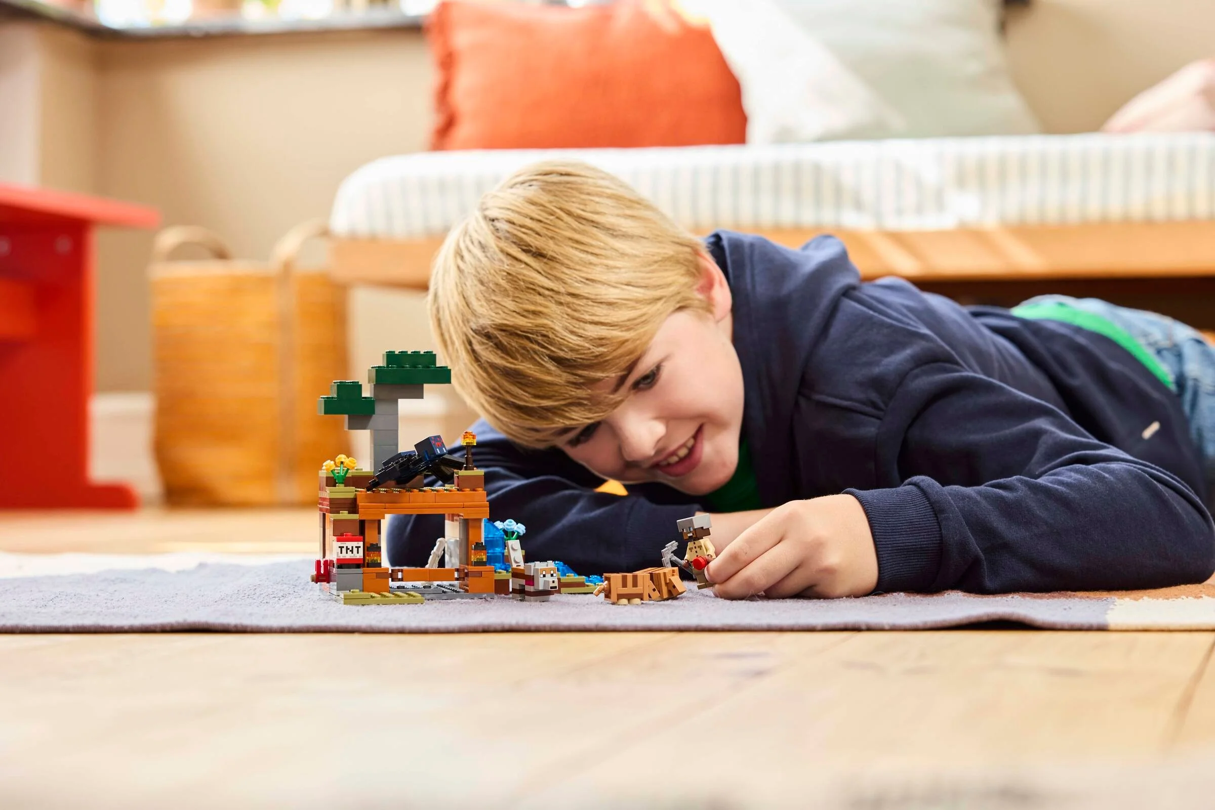 Un copil se joacă cu setul LEGO Minecraft 