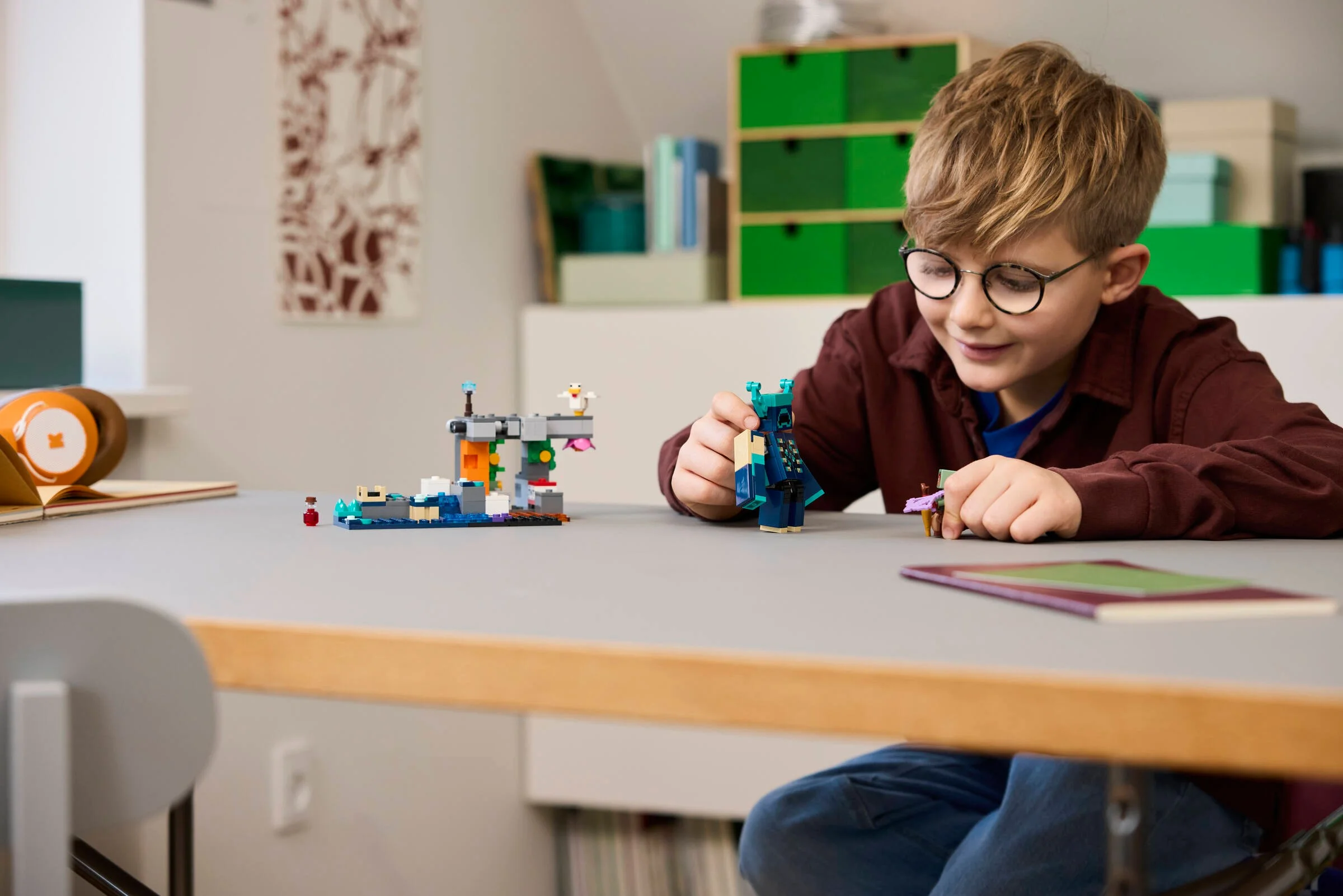 Copil se joacă cu setul LEGO Minecraft 21274, întâlnirea cu Warden-ul.