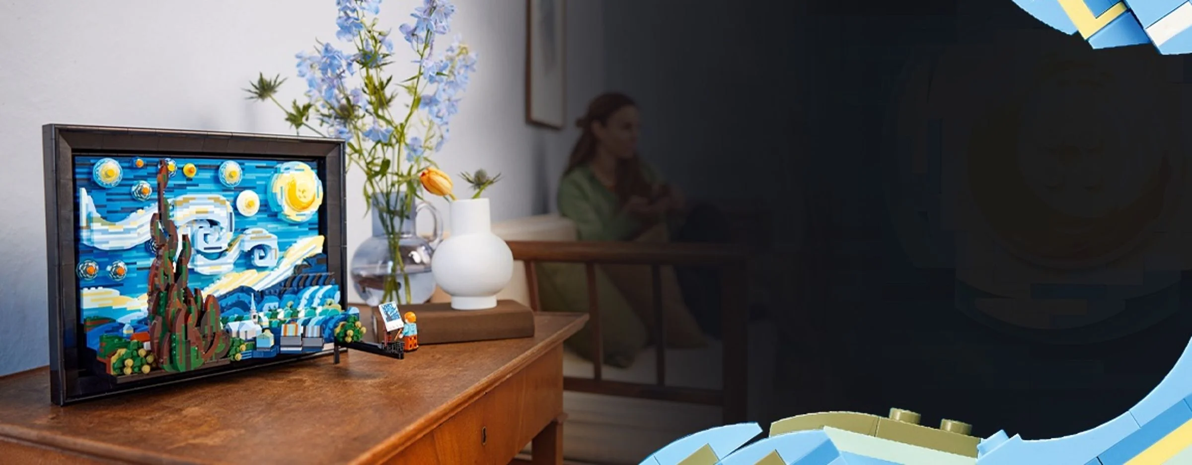 O imagine LEGO a picturii lui Van Gogh, „Noaptea Înstelată”, expusă într-un cadru modern.