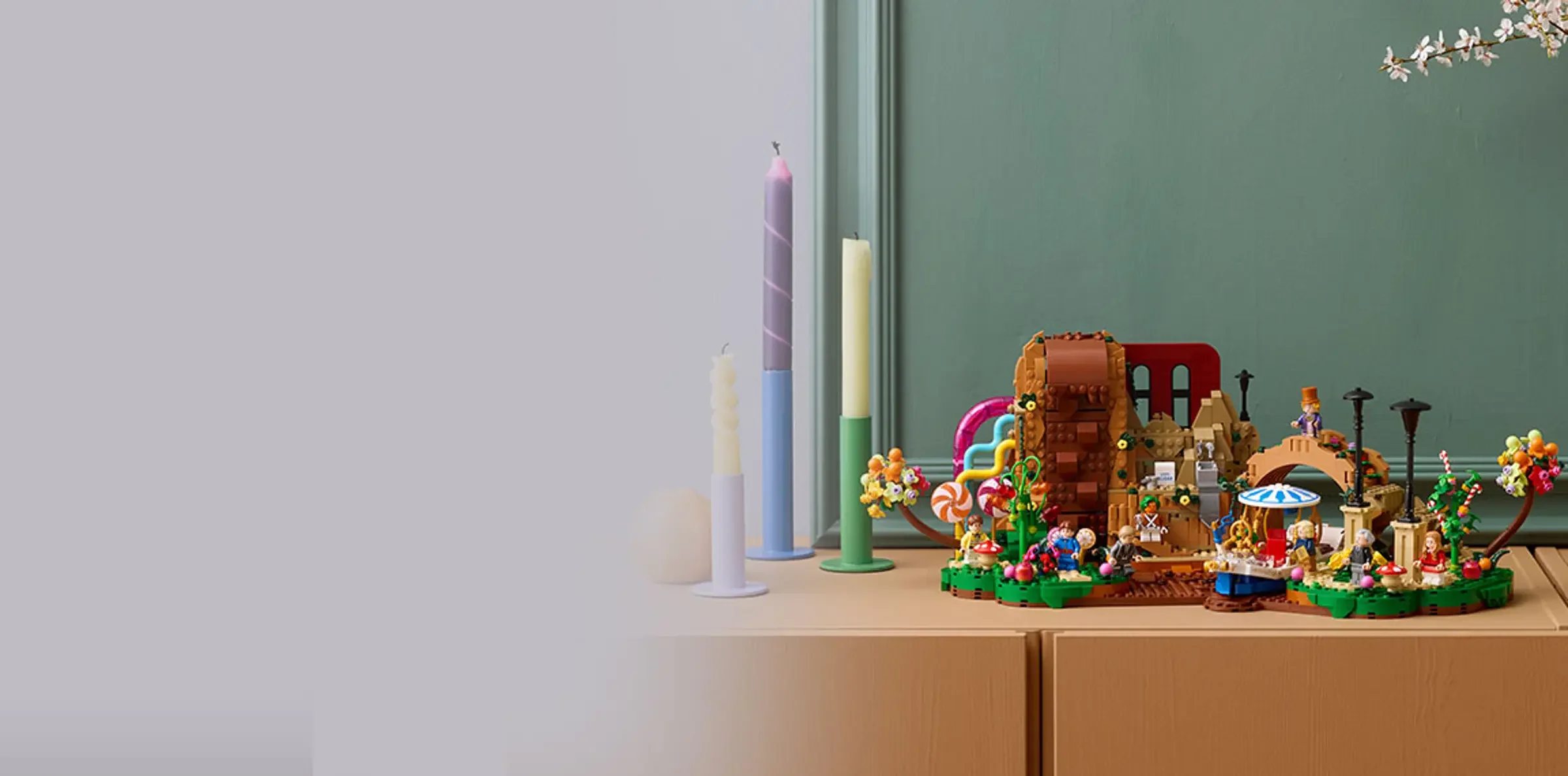 Setul LEGO Willy Wonka prezentat într-un aranjament modern și colorat.