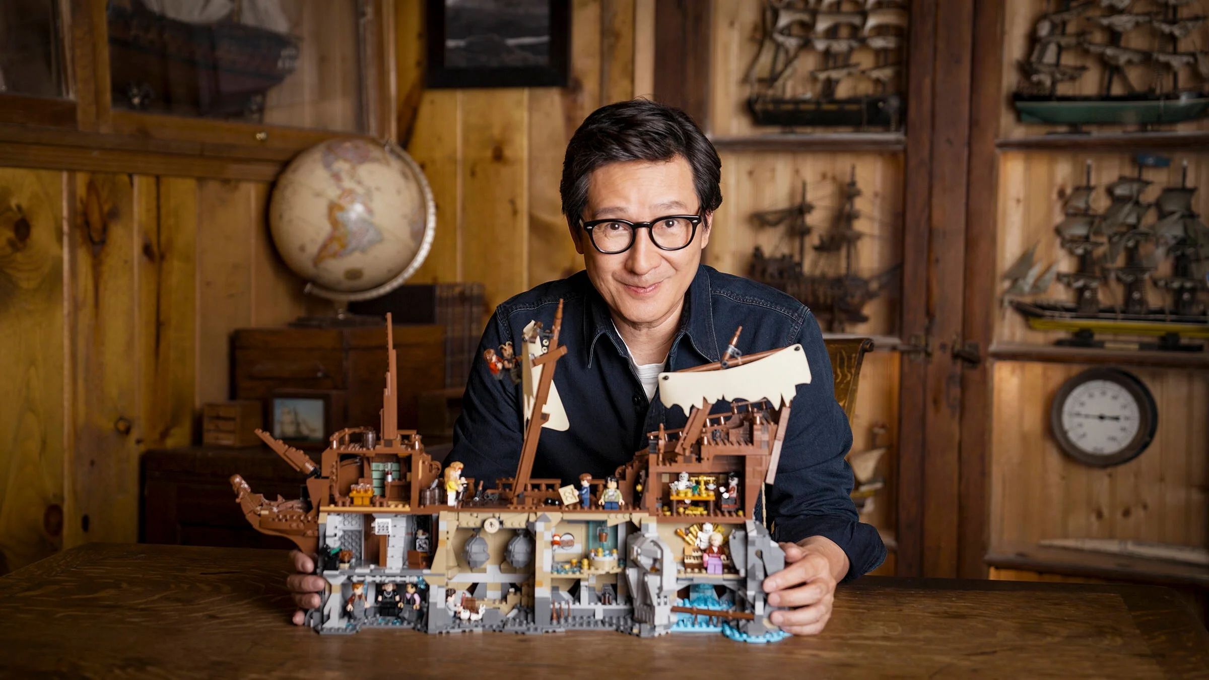 Prezentare model Goonies cu designerul, arătând detalii și minifigurine. Set bogat detaliat.