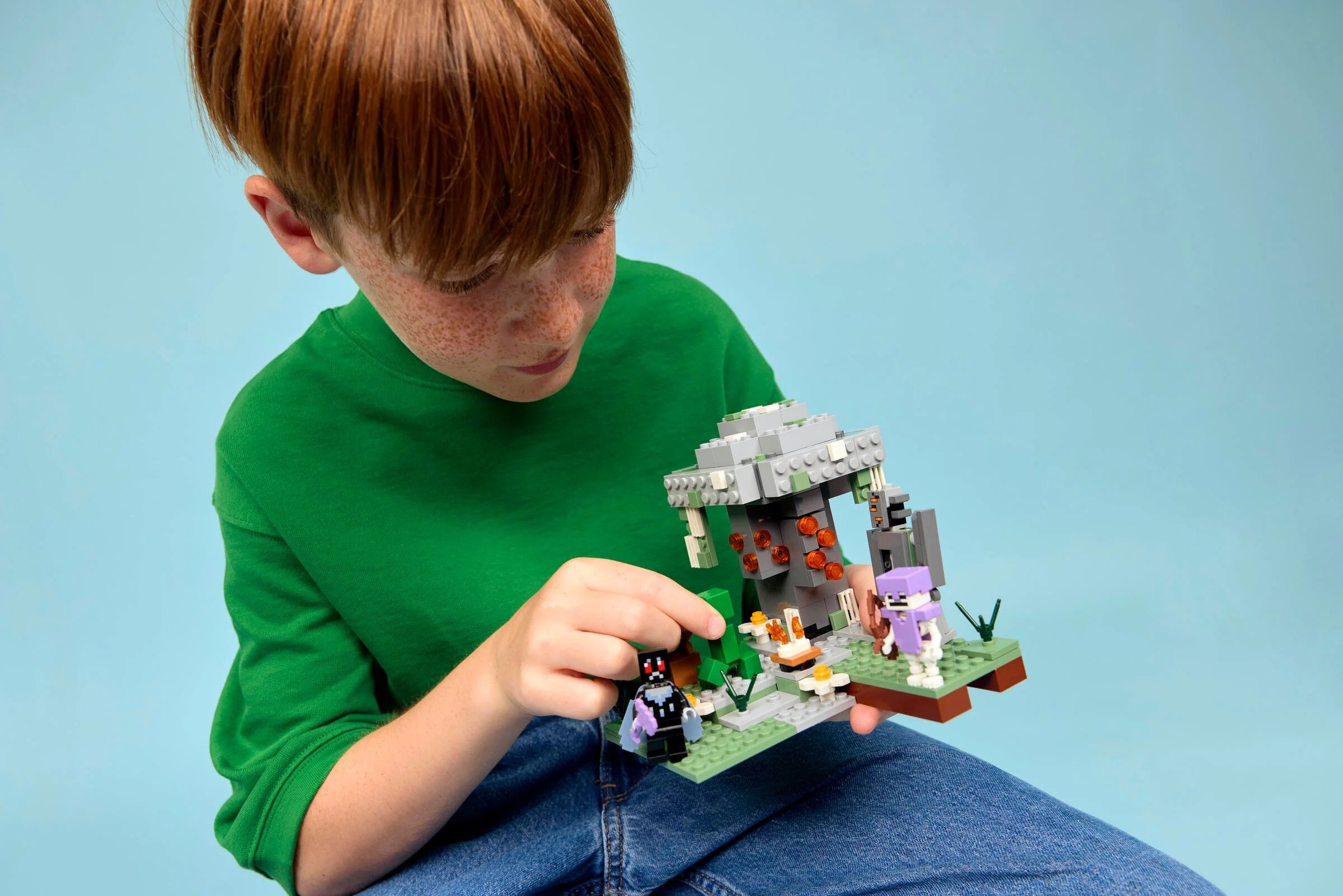 Copil interacționând cu setul LEGO Minecraft 21586 