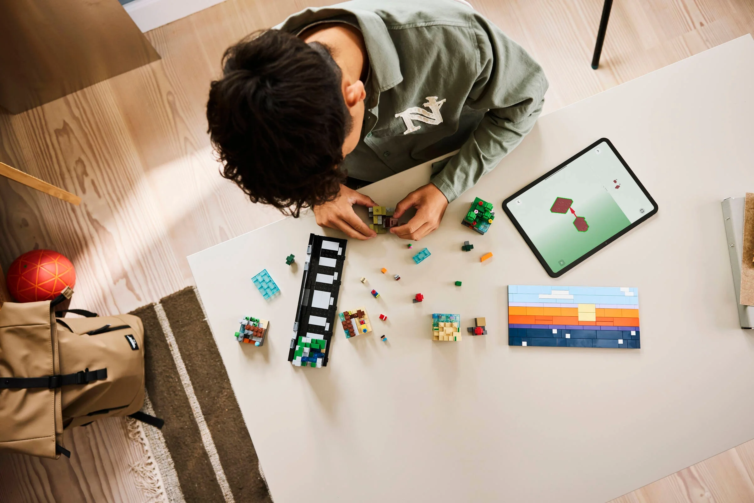 Construind biomi Minecraft mini. Instrucțiuni digitale pe tabletă.