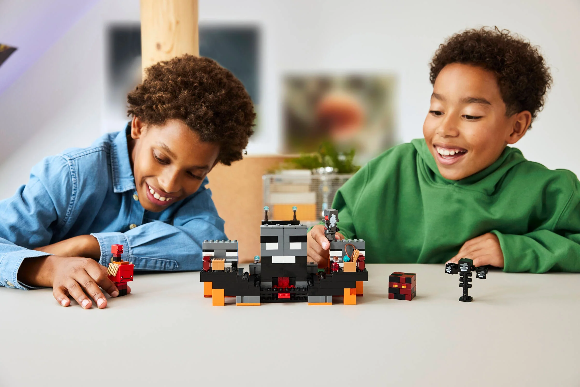 Copii se joacă cu setul LEGO Minecraft 21590 