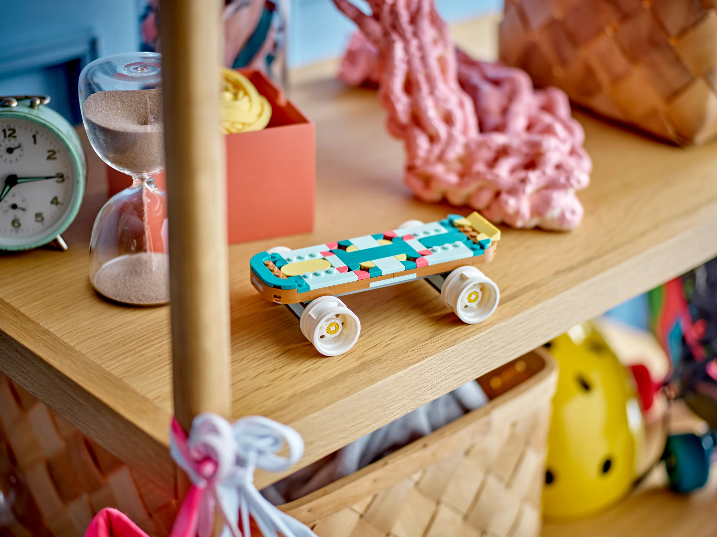 Un skateboard LEGO retro colorat, afișat pe o etajeră, stil jucărie, atmosferă boemă.