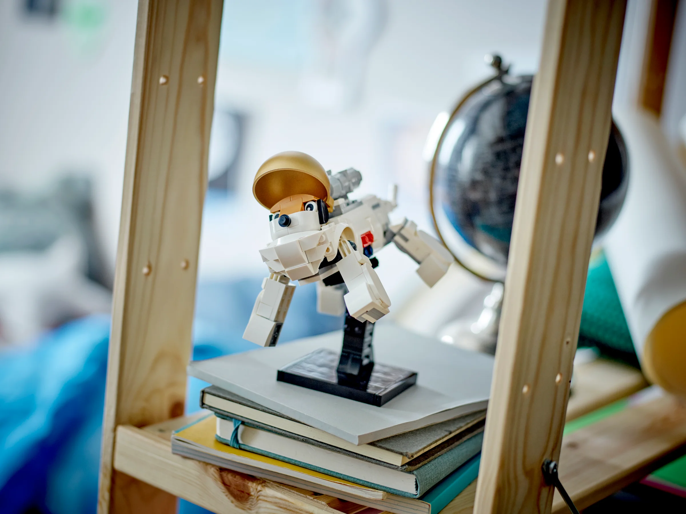 Astronautul LEGO Creator 31152, un model interesant pe un raft. Imagine artistică.