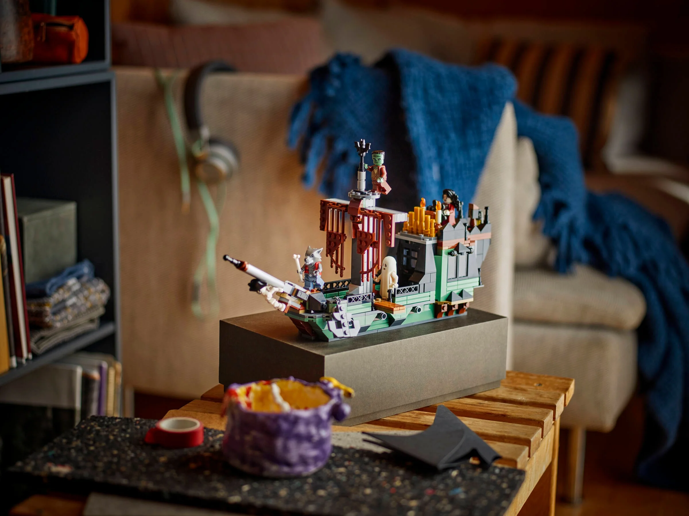 Imagine cu modelul LEGO Casa bântuită (31167), detaliată și înconjurată de obiecte personale.