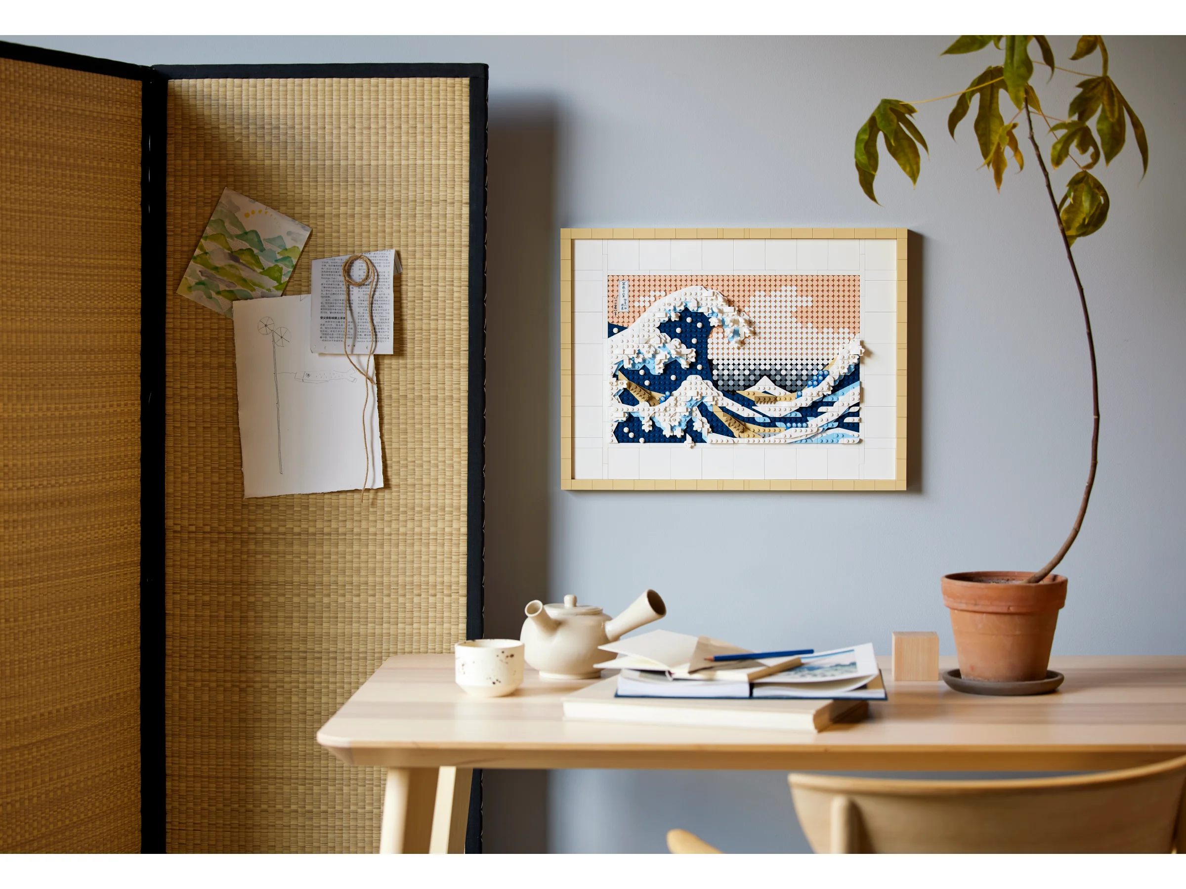 Imagine cu modelul LEGO Great Wave agățat pe un perete, într-un cadru de birou liniștit.