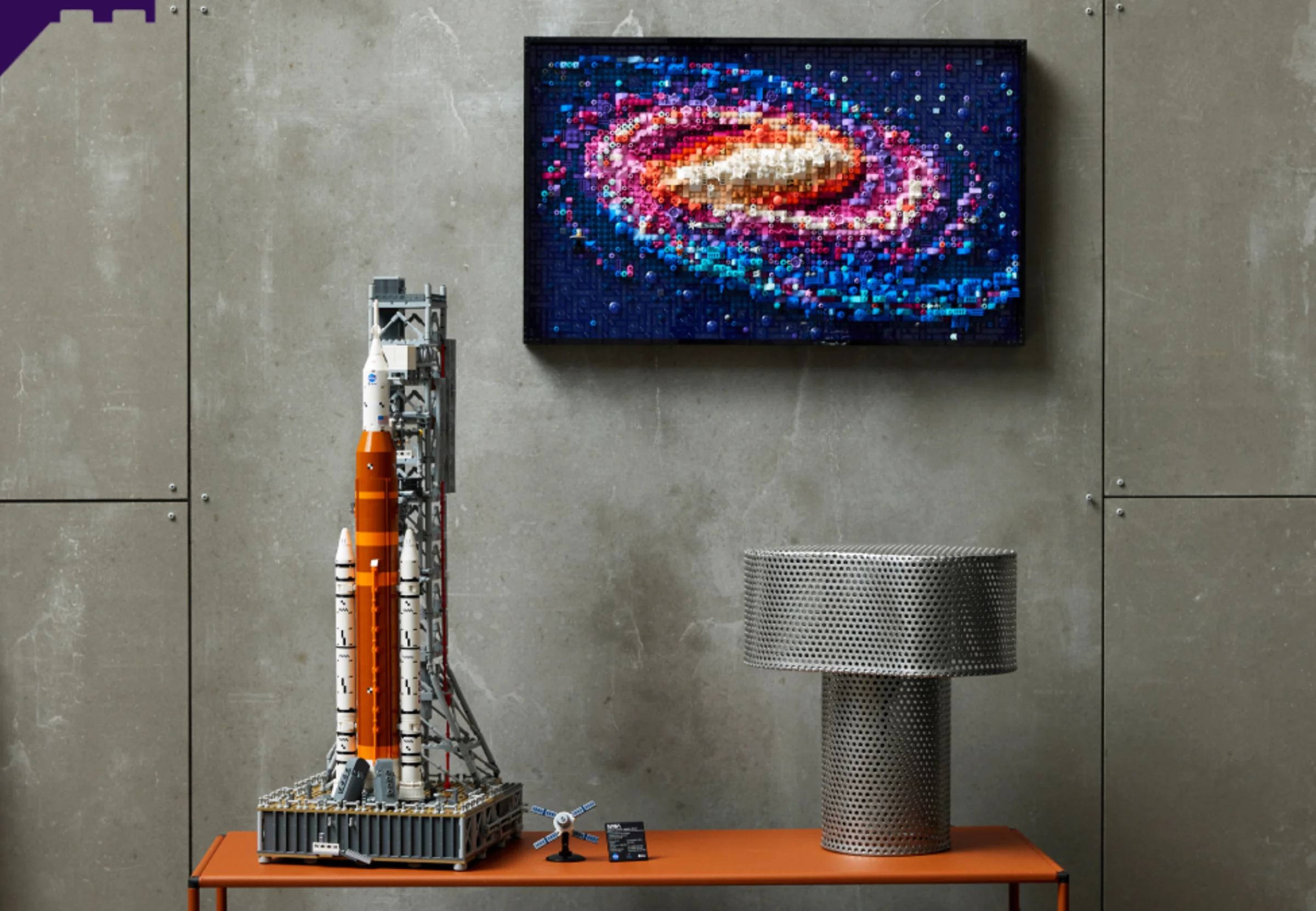 Imagine cu galaxia Calea Lactee LEGO (31212) expusă pe perete, într-un decor modern.