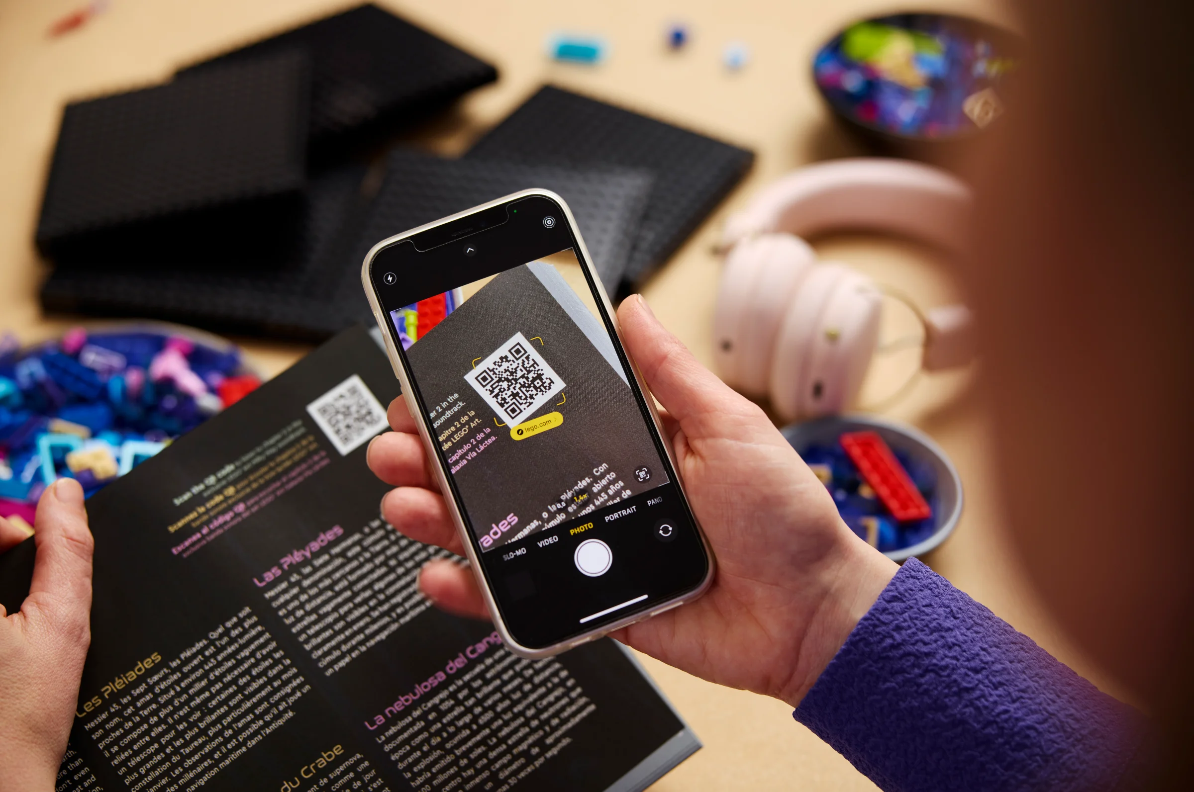 Imagine cu utilizatorul scanând codul QR din instrucțiuni cu un smartphone.